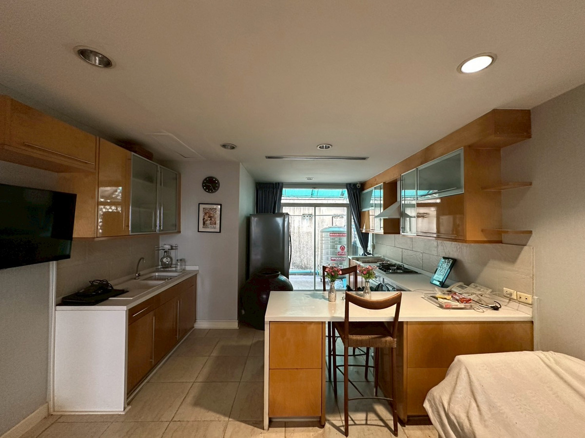 For SaleTownhomeSukhumvit, Asoke, Thonglor : Luxury townhouse in Thonglor area One of Bangkoks prime residential locations, suitable for families, executives, or foreigners who want to live in the heart of Sukhumvit. Large living space, complete functions, near BTS Thonglor. Community Mall restauran