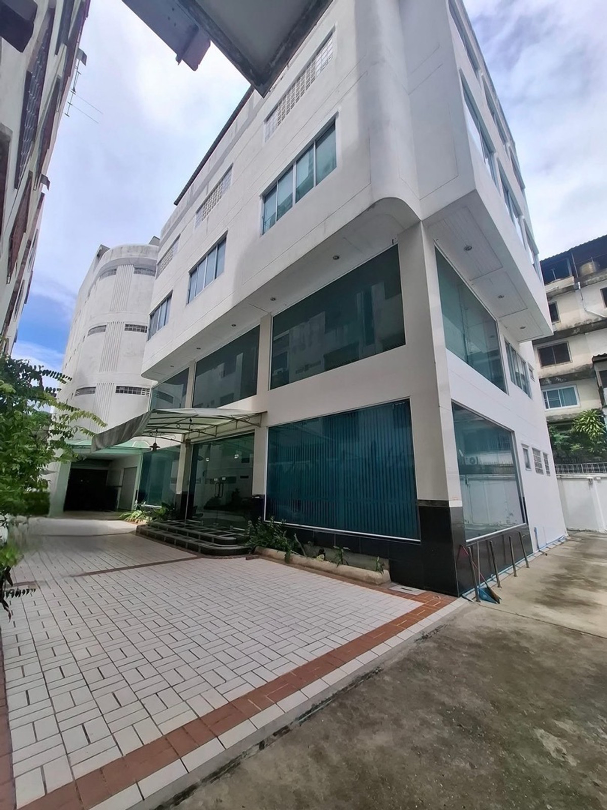 ให้เช่าอาคารพาณิชย์วงเวียนใหญ่ เจริญนคร : ตึกเดี่ยวให้เช่า  คลองสาน-ไอคอนสยาม  1,200ตารางเมตร 