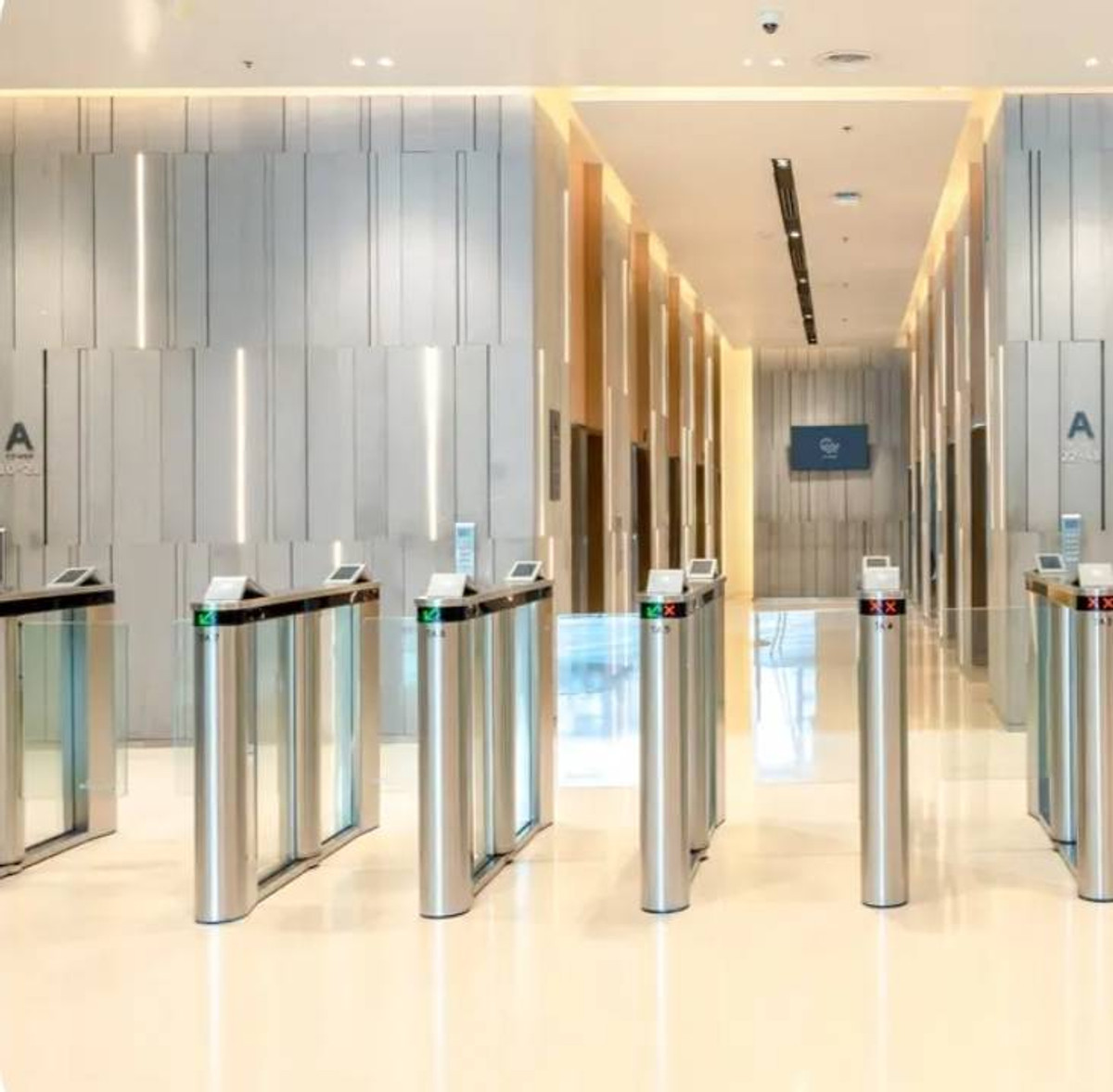 For RentOfficeRatchadapisek, Huaikwang, Suttisan : CW Tower, office building for rent. Next to Ratchadaphisek Road, near The Street Ratchada, decorated area 50 sq m., rent 41,000 baht*/month.