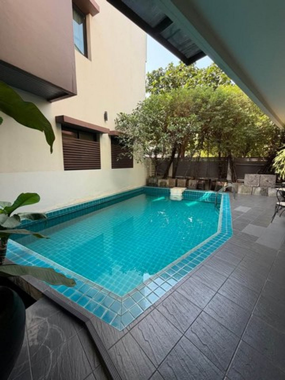 For RentHouseSukhumvit, Asoke, Thonglor : HR3355 House for rent, Private Compound, in the heart of Sukhumvit (Phrom Phong) | 4 private units on an area of ​​over 229 sq m., ready to move in.