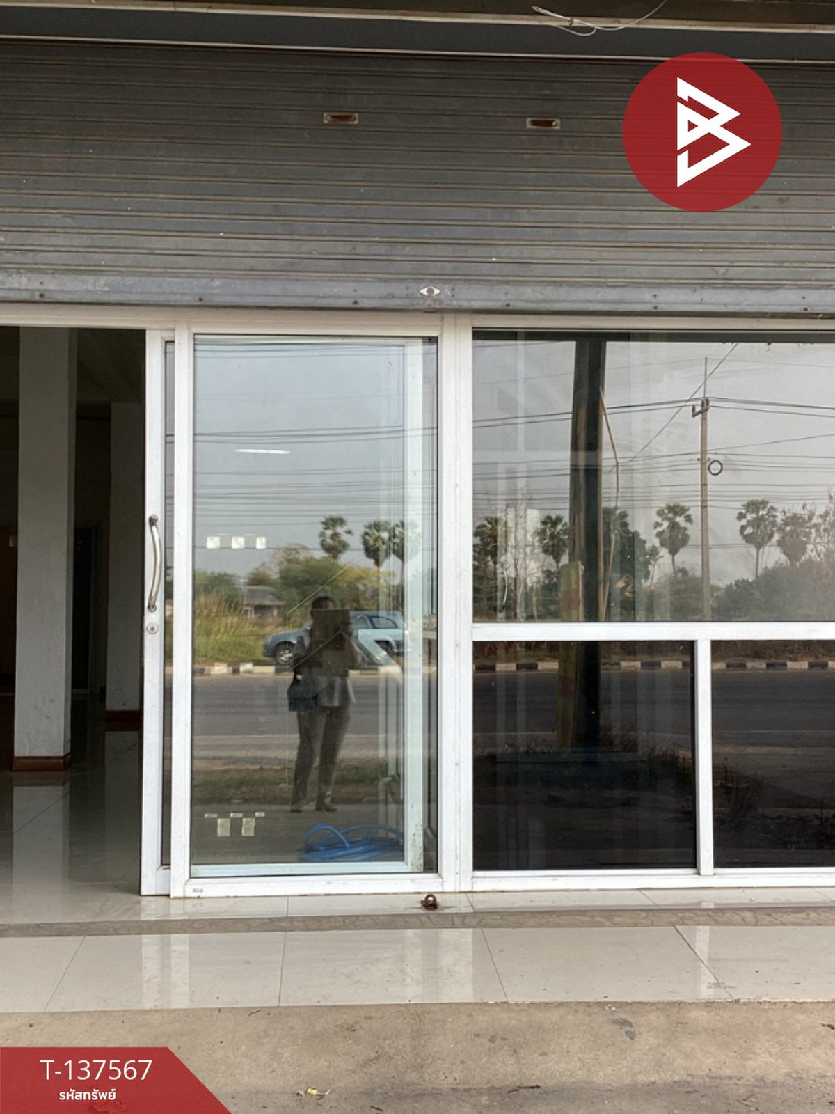 For SaleShop HouseSaraburi : Urgent sale, 2 commercial buildings, Phra Phutthabat, Saraburi, prime location, next to the road, near community areas.