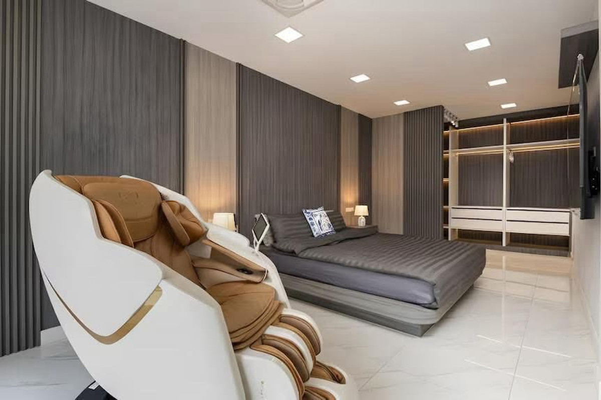 ให้เช่าบ้านรัชดา ห้วยขวาง : ปล่อยเช่าบ้าน 2 ชั้น หลังมุม ขนาด 36 ตรว. 300 ตรางเมตร ซอยรัชดา 18 บ้านสวยตกแต่งใหม่ เฟอร์นิเจอร์ครบพร้อมอยู่ ในหมู่บ้าน ปลอดภัยไม่มีโจร เพื่อนบ้านดีไม่มีปัญหา จอดรถหน้าบ้านได้ 1-2 คัน
