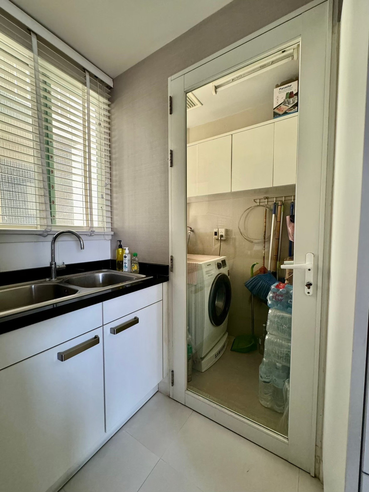 ให้เช่าคอนโดสุขุมวิท อโศก ทองหล่อ : ให้เช่าคอนโด บ้านสิริ 31 (Baan Siri 31) ใกล้ BTS พร้อมพงษ์ ใกล้ ห้างสรรพสินค้าชั้นนำ รายล้อมด้วยร้านอาหารชื่อดัง นานาชาติ ใกล้ EmQuartier และ EmSphere เพียง 600 เมตร