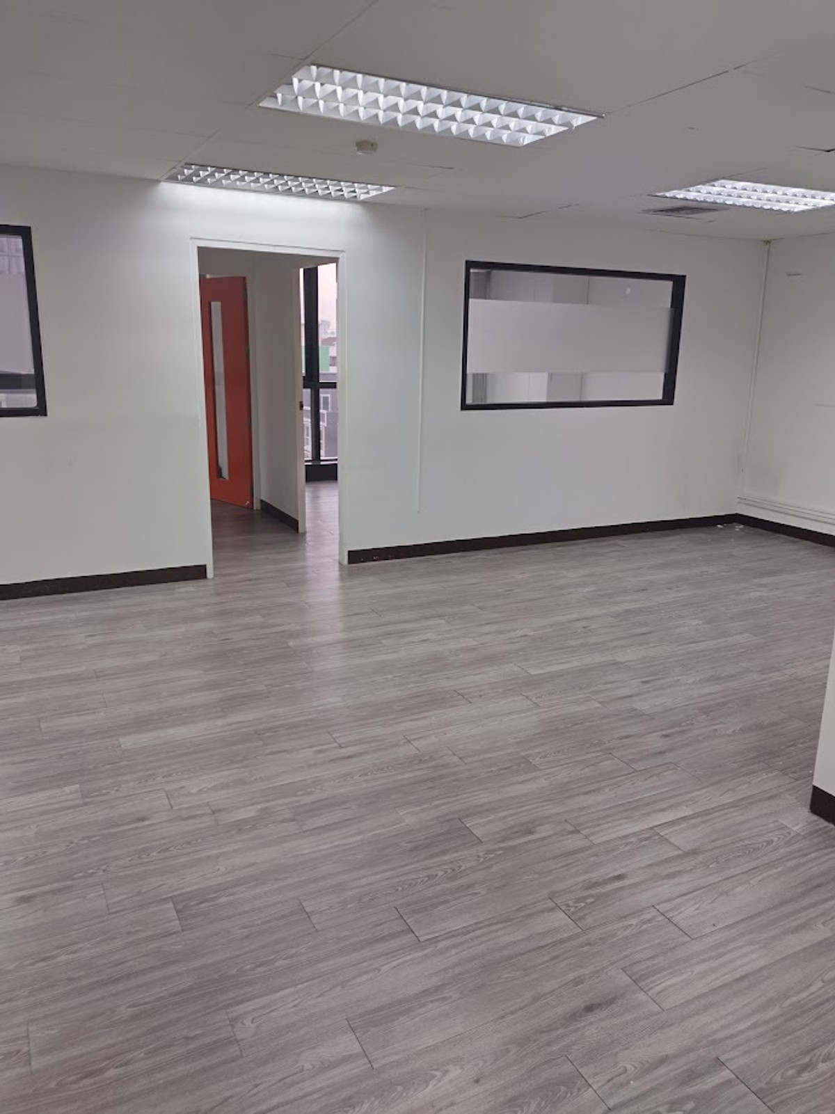 For SaleOfficeRatchathewi,Phayathai : Office space for sale, 93 sq m., Phayathai Plaza, next to BTS Phayathai.