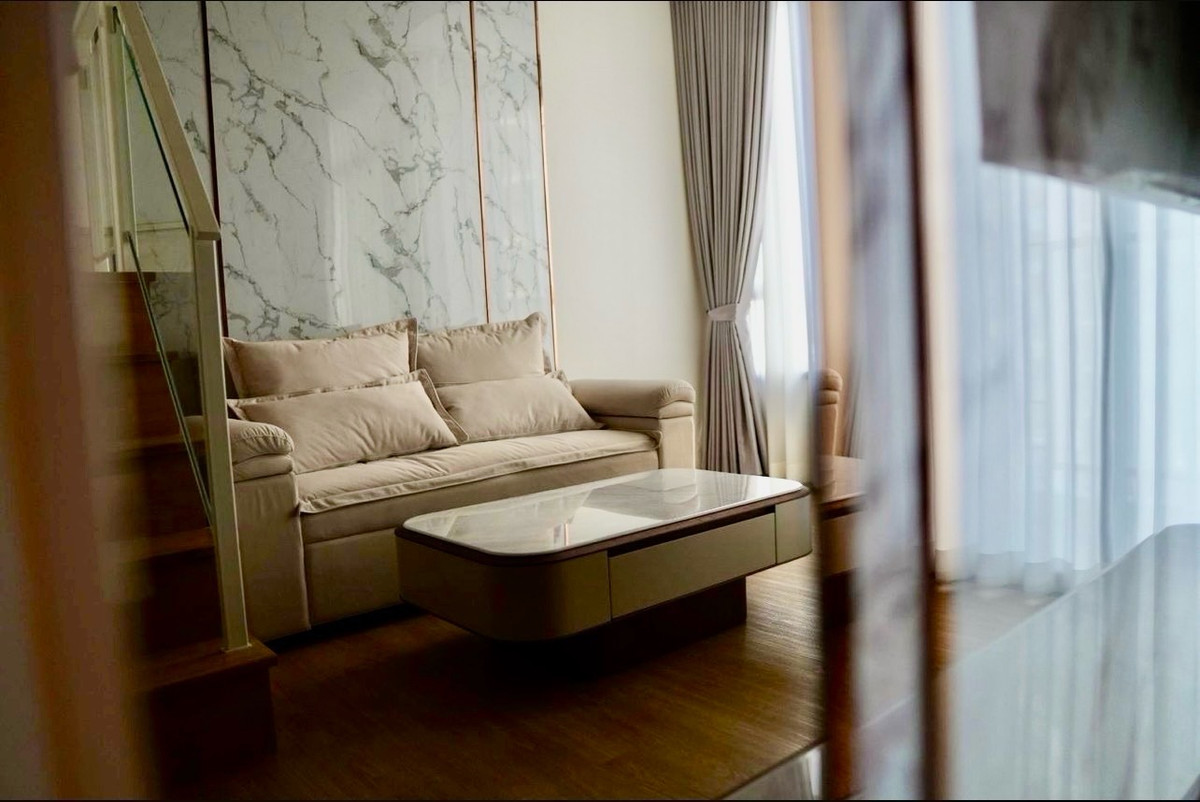 ให้เช่าคอนโดพระราม 9 เพชรบุรีตัดใหม่ RCA : ✨ Duplex หรู ใจกลางพระราม 9
แต่งครบ พร้อมอยู่ ฟีลโรงแรม 5 ดาว ✨

📍 Landmark @ MRTA พระราม 9
ทำเลศักยภาพ ใกล้ทุกไลฟ์สไตล์