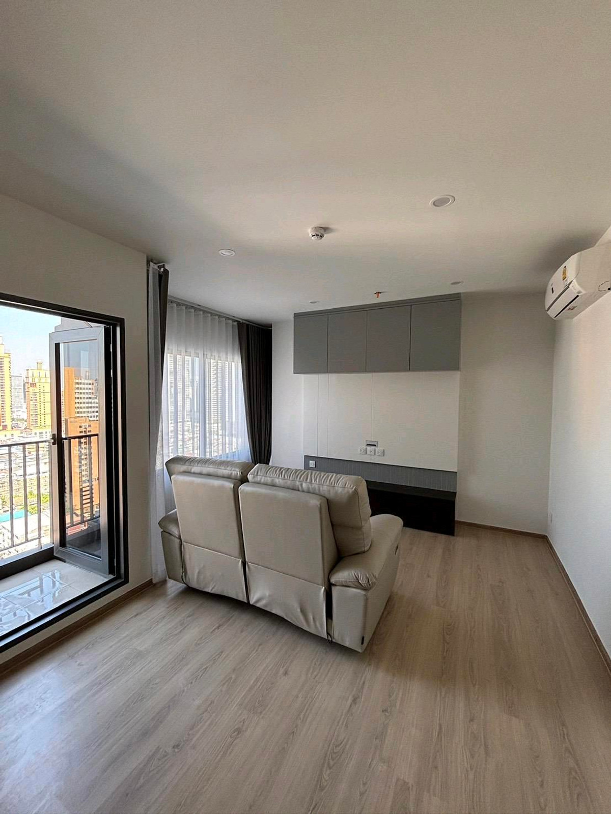 ขายคอนโดคลองเตย กล้วยน้ำไท : 2 ห้องนอน คอนโดหรู ไลฟ์ อโศก พระราม4  Call: 083-966-3665