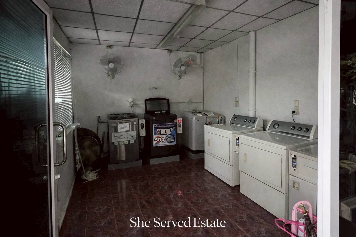 For RentShop HouseSukhumvit, Asoke, Thonglor : ◈ Commercial building for rent, 2 units, Sukhumvit Road, near BTS Thonglor, only 200 meters ◈ Commercial building, 2 units, 5 floors high.
• Width 8 meters • Area 31.9 square meters
• Location next to the main Sukhumvit Road. Clearly visible • High potent