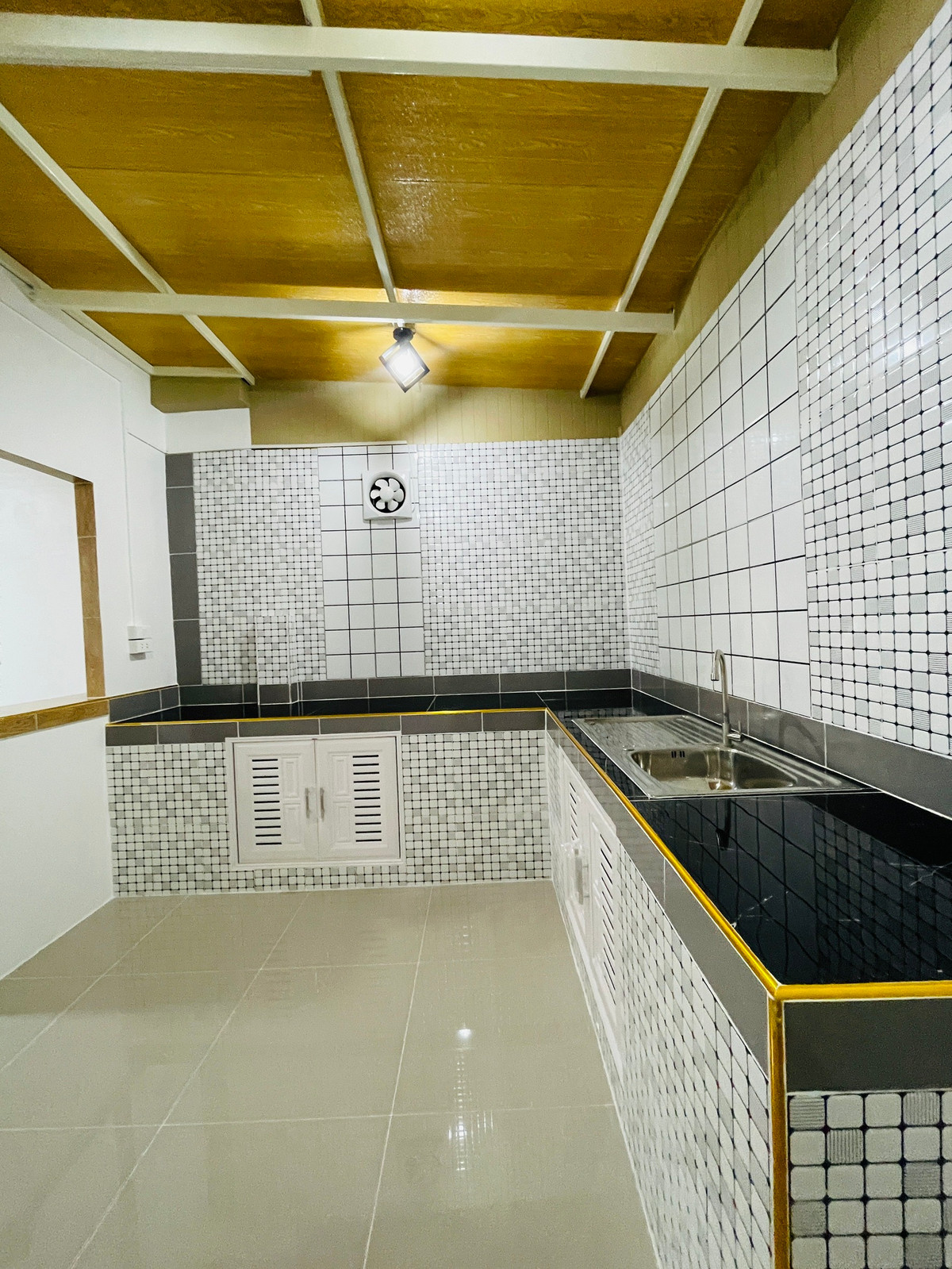 ขายทาวน์โฮมนนทบุรี บางใหญ่ บางบัวทอง : ขายทาวน์เฮ้าส์ร่มเงาไม้ วัดลาดปลาดุก หลังมุมติดถนนเมน 16 ตร.ว. ค้าขายได้ ฟรีโอน