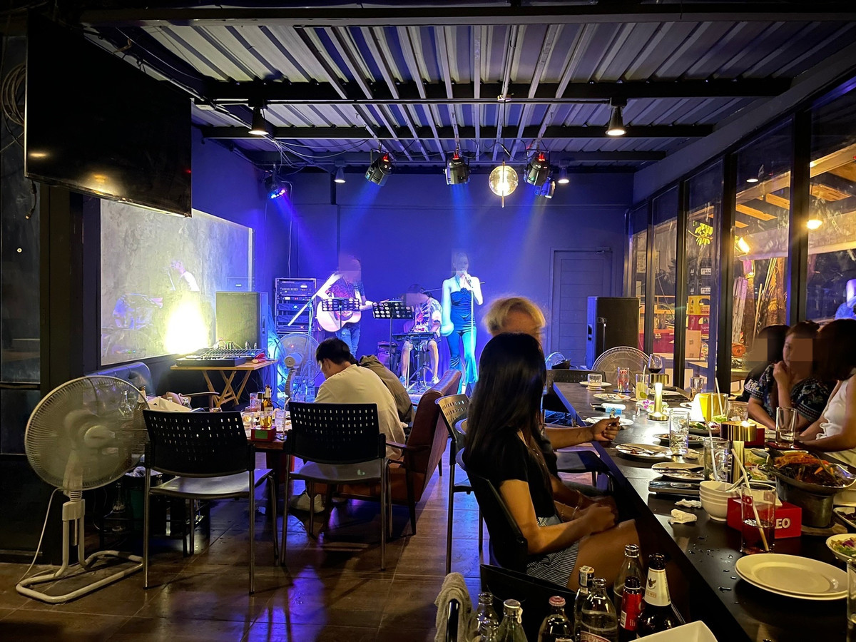 For LeaseholdRetail SpaceKaset Nawamin,Ladplakao : Urgent sale, chill-out restaurant - live music, Nawamin, Khlong Kum, Ramintra area, there are many villages. Near the golf course