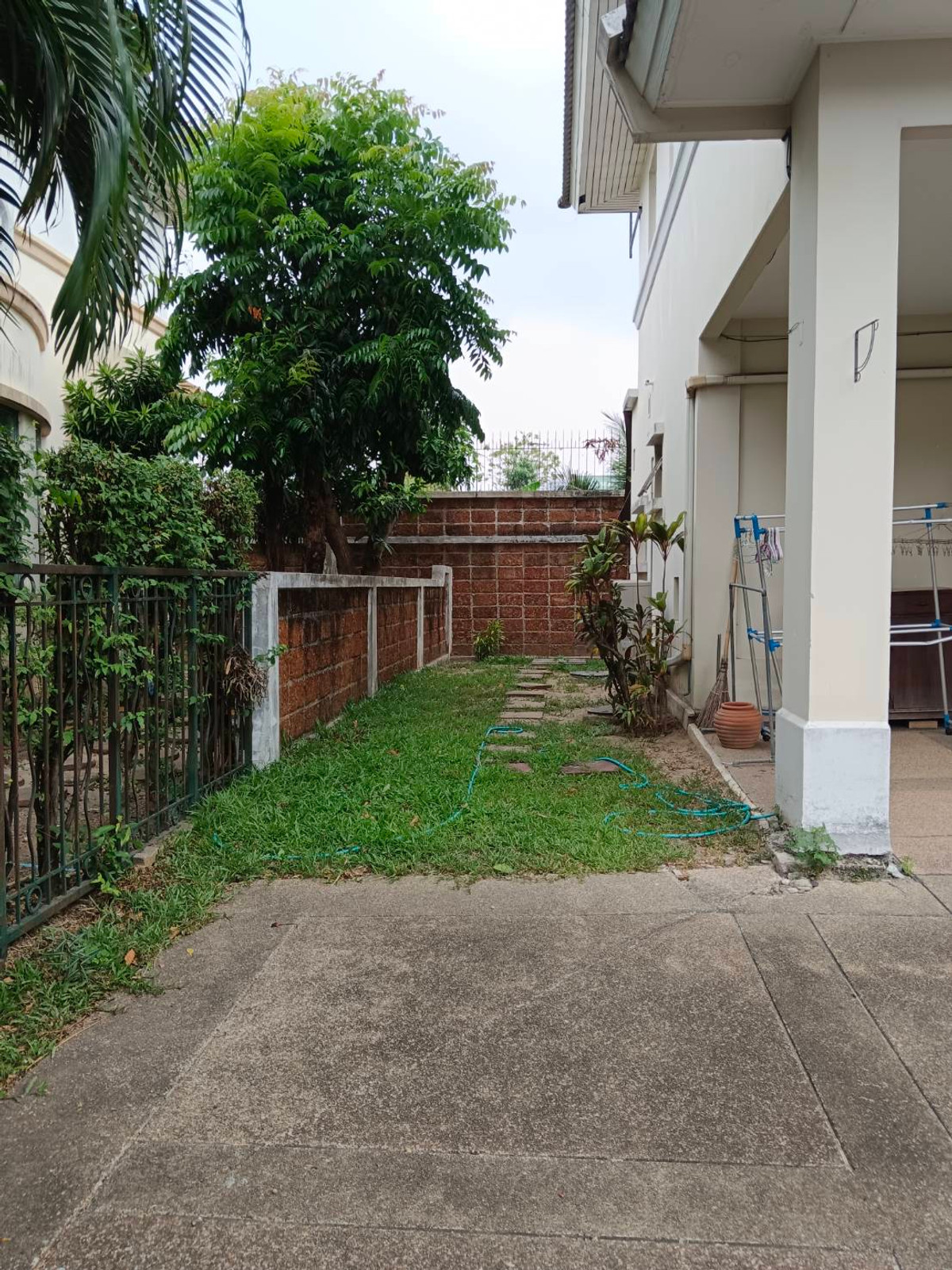 ขายบ้านราษฎร์บูรณะ สุขสวัสดิ์ : ใกล้ทางด่วนเพียง 1 กม.! มัณฑนา ธนบุรีรมย์ ทำเลดีมีทางเข้า-ออก 2 ทาง เดินทางเข้าเมืองสะดวก เพียง 15 นาที ก็ถึงพระราม3