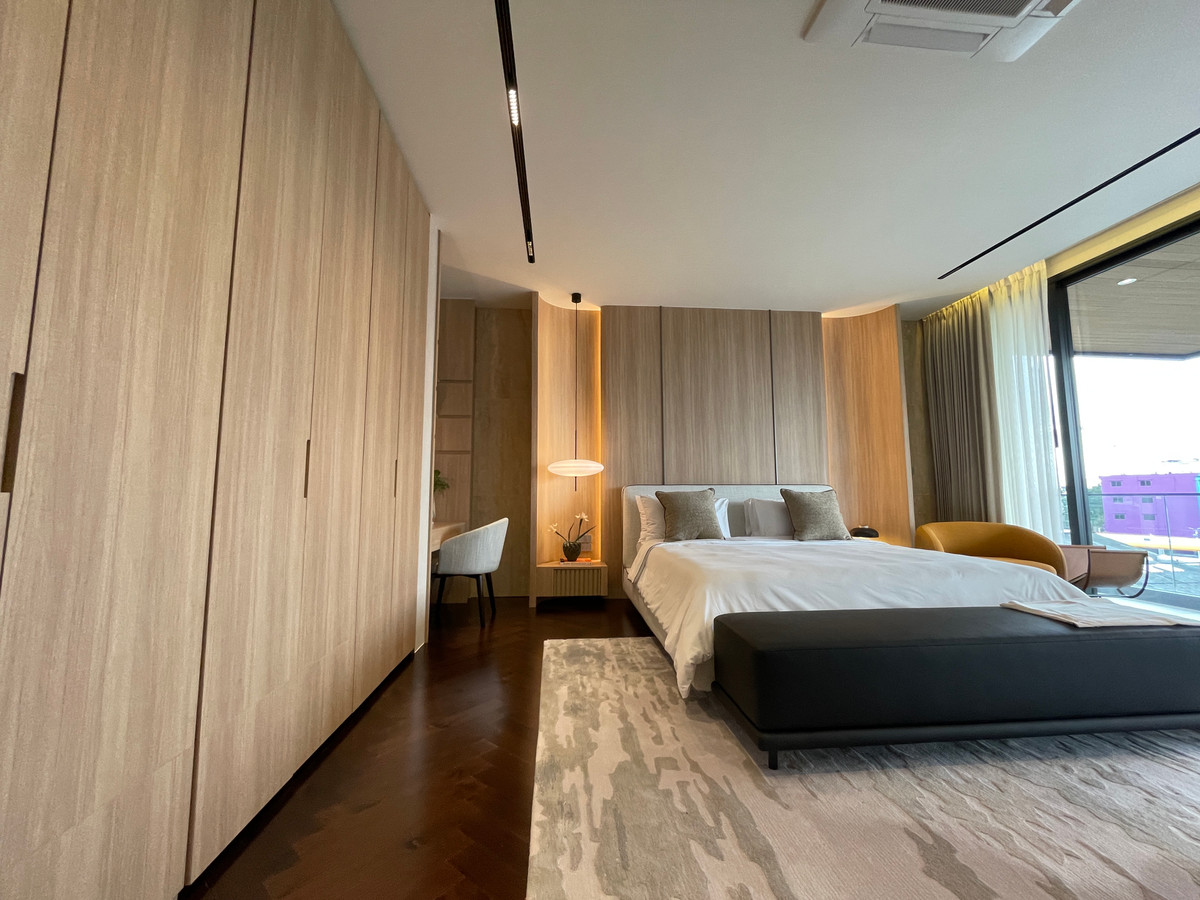 ขายบ้านเลียบทางด่วนรามอินทรา : "หนึ่งเดียวบนเลียบด่วน! Cira Residences บ้านเดี่ยว Ultra-Luxury 3.5 ชั้น พื้นที่ 845 ตร.ม. พร้อมสระว่ายน้ำส่วนตัว | ใกล้ทองหล่อ-พระราม 9 เพียงไม่กี่นาที (สังคมส่วนตัวเพียง 9 ยูนิต)"