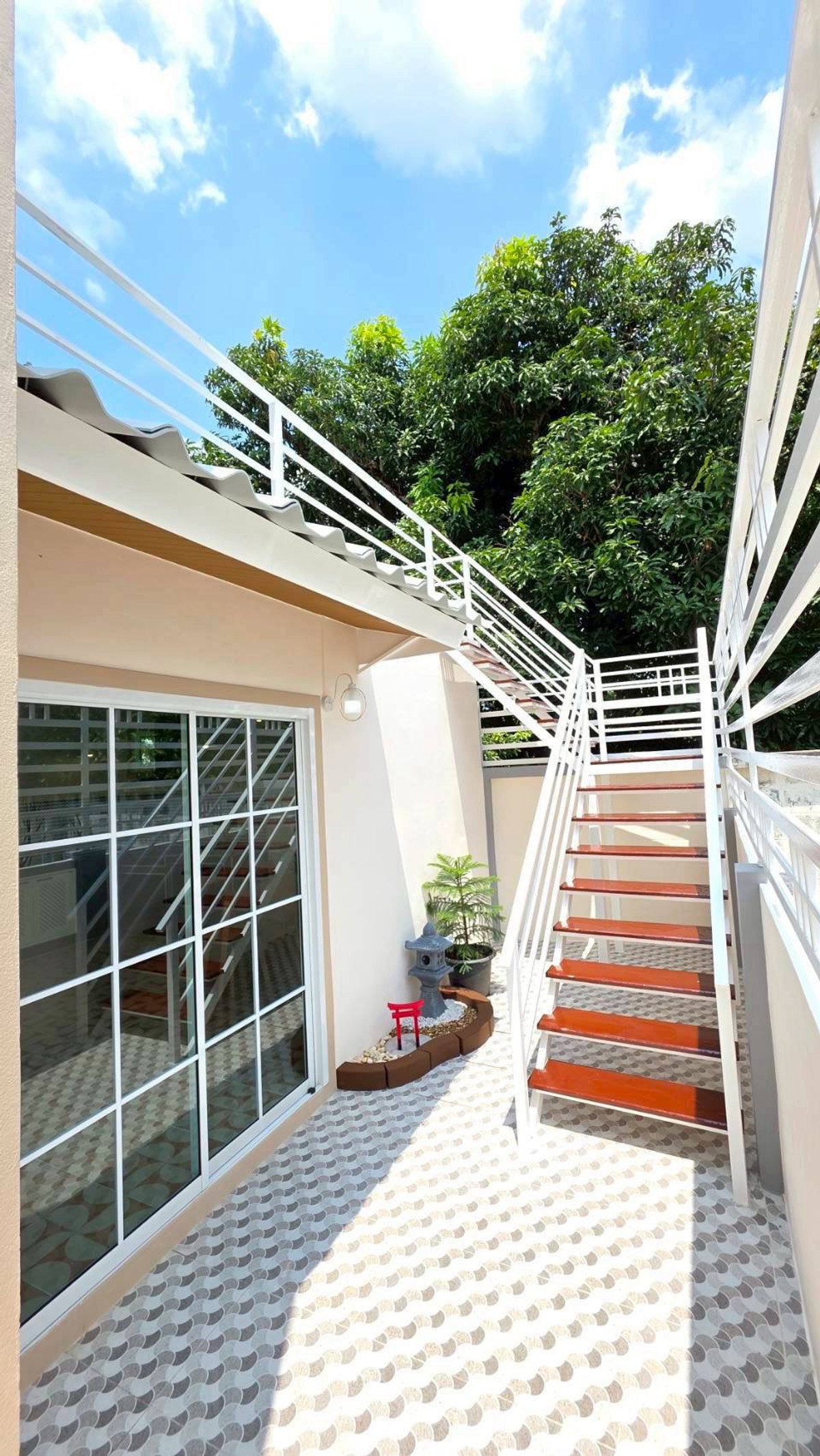 ขายทาวน์โฮมนนทบุรี บางใหญ่ บางบัวทอง : ขายทาวน์เฮ้าส์พระปิ่น 3 หลังริม 30 ตร.ว. 4 นอน มีระเบียงเทอเรส ติดถนนกาญจนาฯ ฟรีโอน