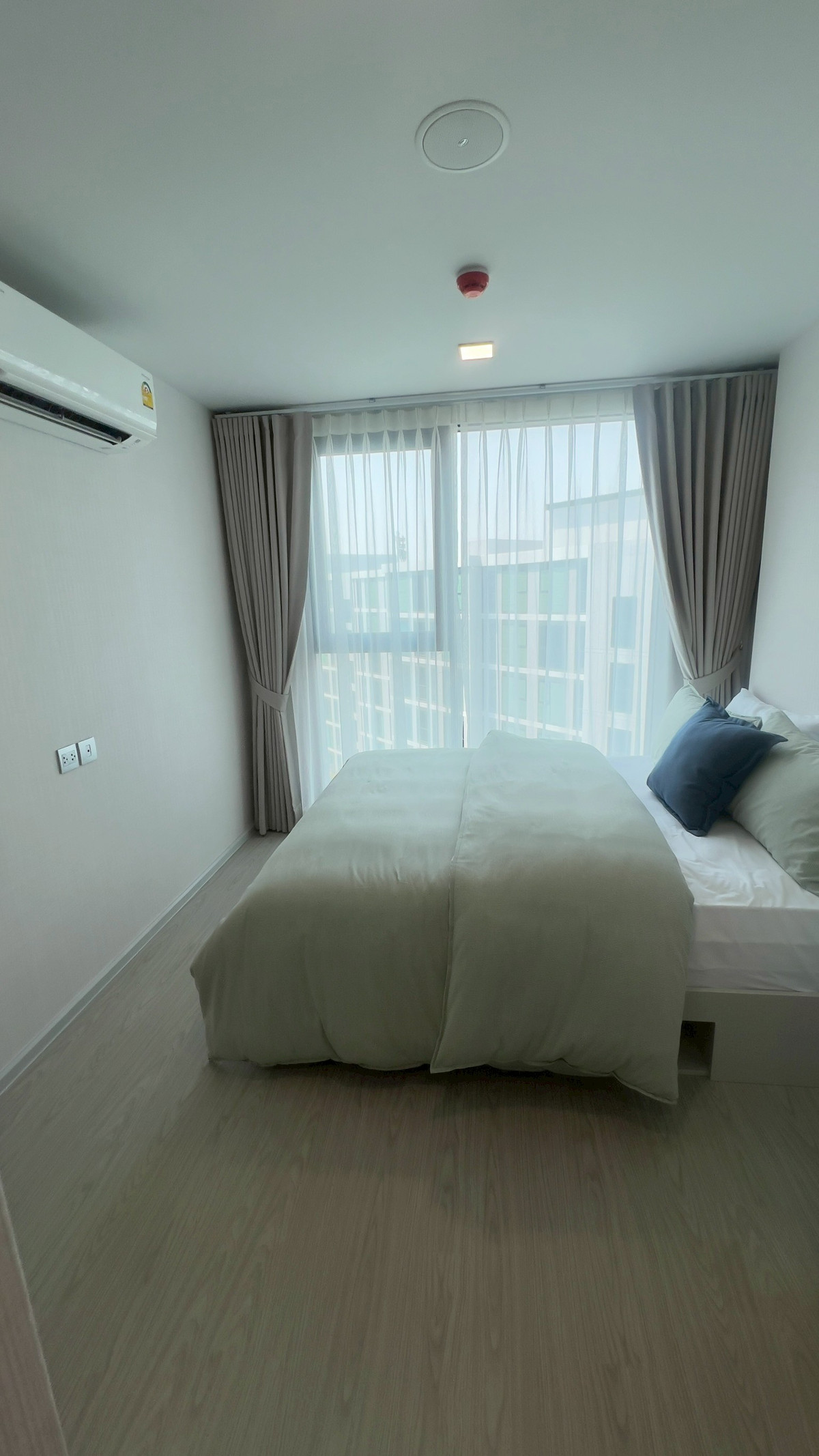 ขายคอนโดอ่อนนุช อุดมสุข : ขายห้อง Combine วิวสระ Olympic หนึ่งเดียวที่ Atmoz Oasis อ่อนนุช  ขนาดใหญ่ 55.52 ตารางเมตร 2 ห้องนอน 2 ห้องน้ำ พร้อมอยู่ ฟรีโอน