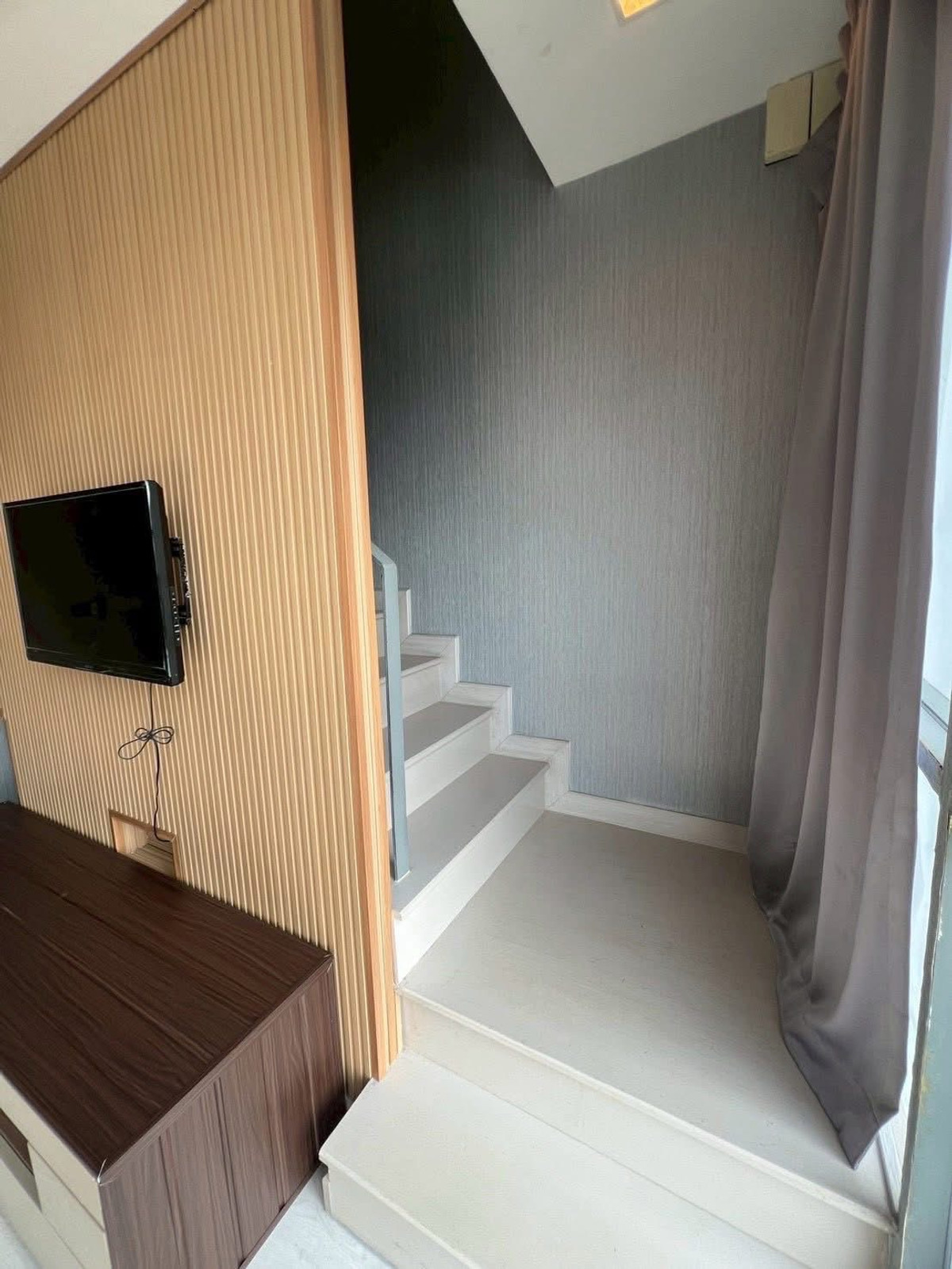 For RentCondoOnnut, Udomsuk : 🔥 Reduced price to only 17,000 baht/month 🔥 🏢 Ideo Mobi Sukhumvit 81 – Tower B ✨ 2-story duplex room, high ceiling, airy, open, very livable ✨