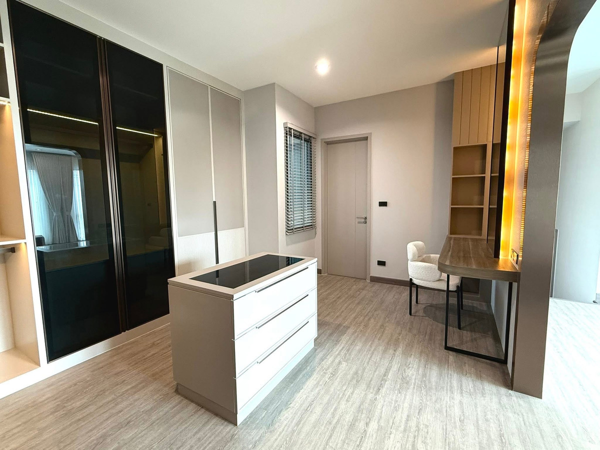 For RentHouseBangna, Bearing, Lasalle : FOR Rent Baan Klang Muang The Edition Bangna Phase 2, garden view in front of the project, 4 bedrooms, pets accepted.