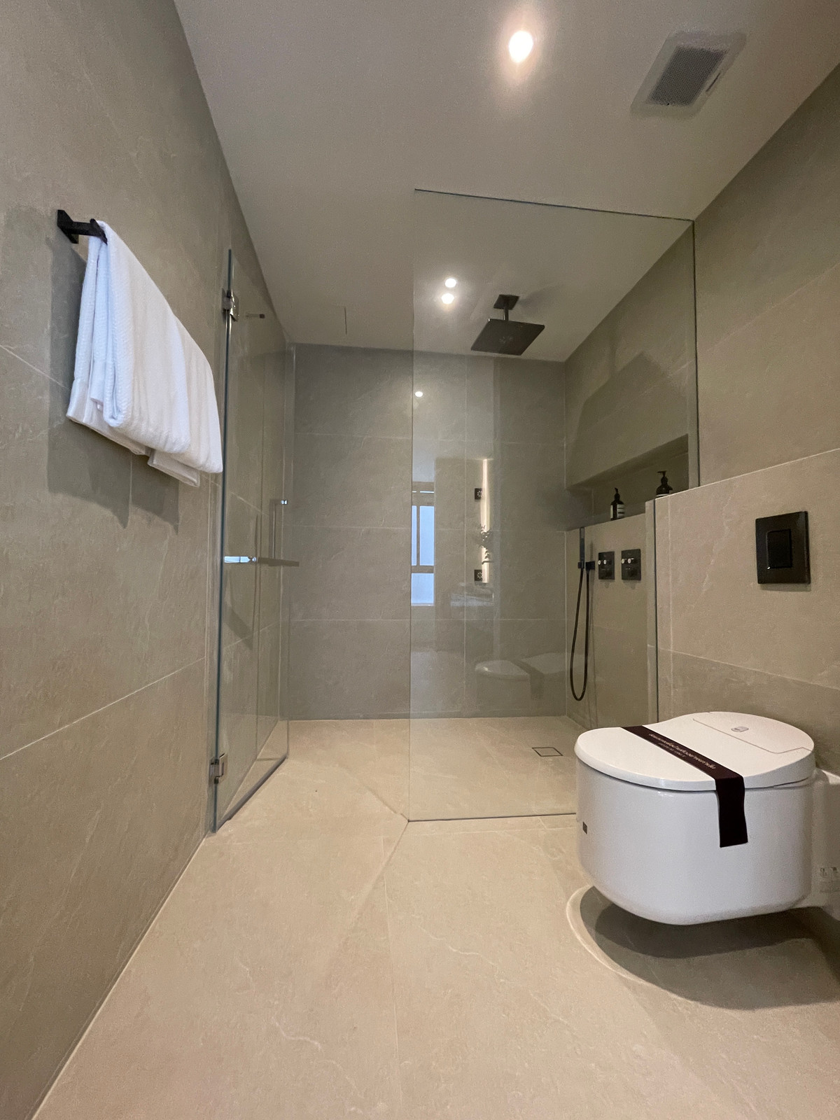 ขายบ้านเลียบทางด่วนรามอินทรา : "หนึ่งเดียวบนเลียบด่วน! Cira Residences บ้านเดี่ยว Ultra-Luxury 3.5 ชั้น พื้นที่ 845 ตร.ม. พร้อมสระว่ายน้ำส่วนตัว | ใกล้ทองหล่อ-พระราม 9 เพียงไม่กี่นาที (สังคมส่วนตัวเพียง 9 ยูนิต)"