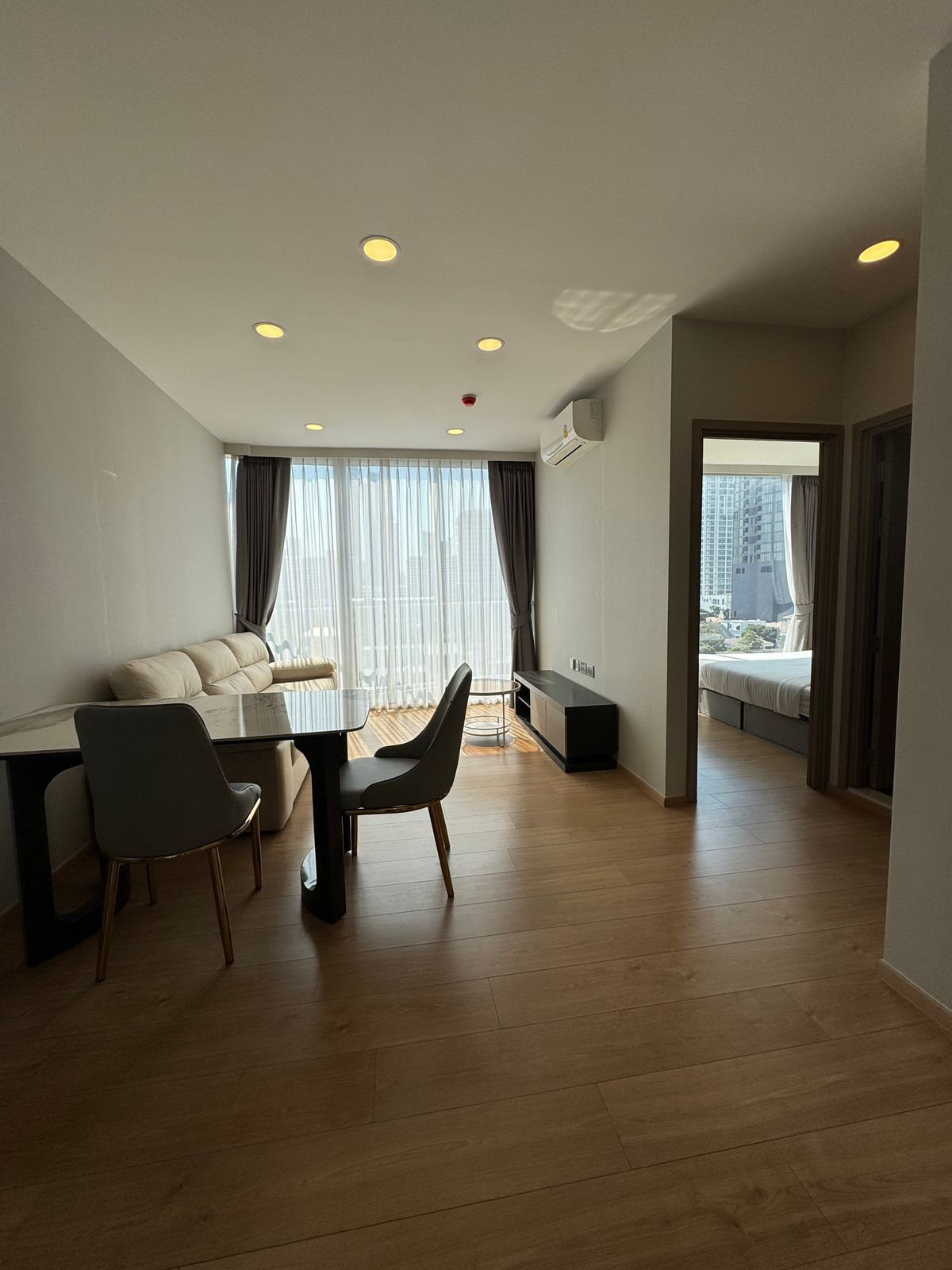 ให้เช่าคอนโดสุขุมวิท อโศก ทองหล่อ : Sunlit 2-bedroom high-floor panoramic views and floor-to-ceiling windows in the heart of Thonglor. Sleek urban private living! 