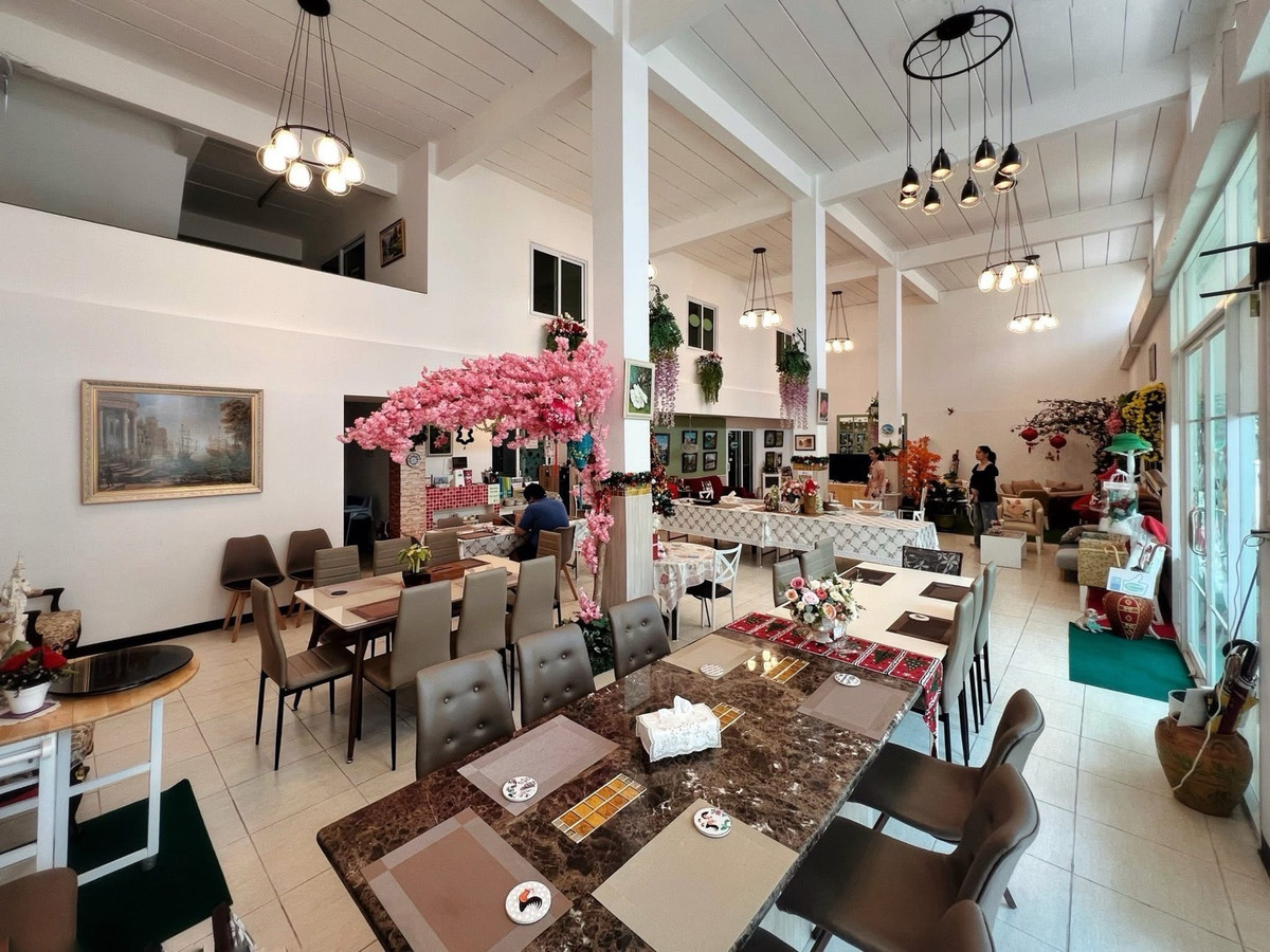 For RentShop HouseOnnut, Udomsuk : [For rent] - [Commercial building, 4 floors, 5 units, empty building with air conditioning on some floors] Area over 1,000 sq m with large parking, suitable for an office, school, nursery or warehouse, near True Digital Park and BTS Punnawithi LC0099 
 
