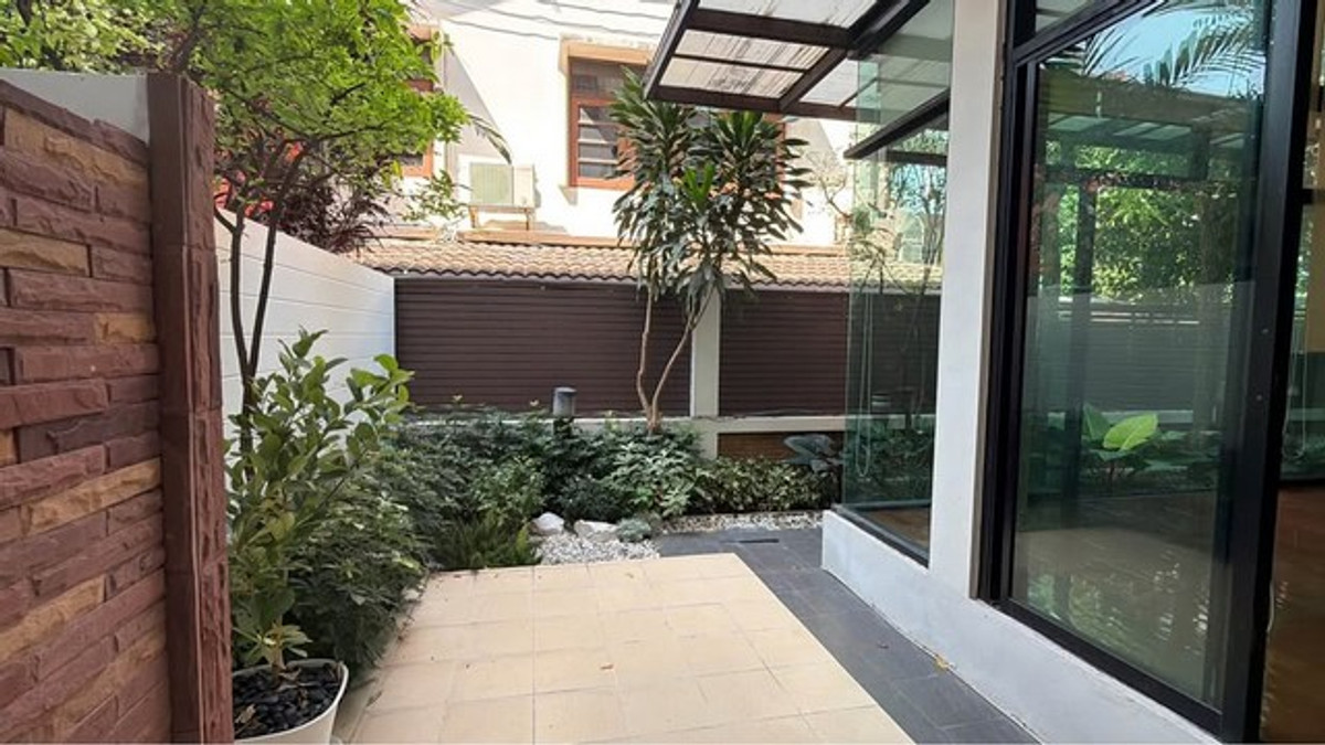 For RentHouseSukhumvit, Asoke, Thonglor : HR3355 House for rent, Private Compound, in the heart of Sukhumvit (Phrom Phong) | 4 private units on an area of ​​over 229 sq m., ready to move in.