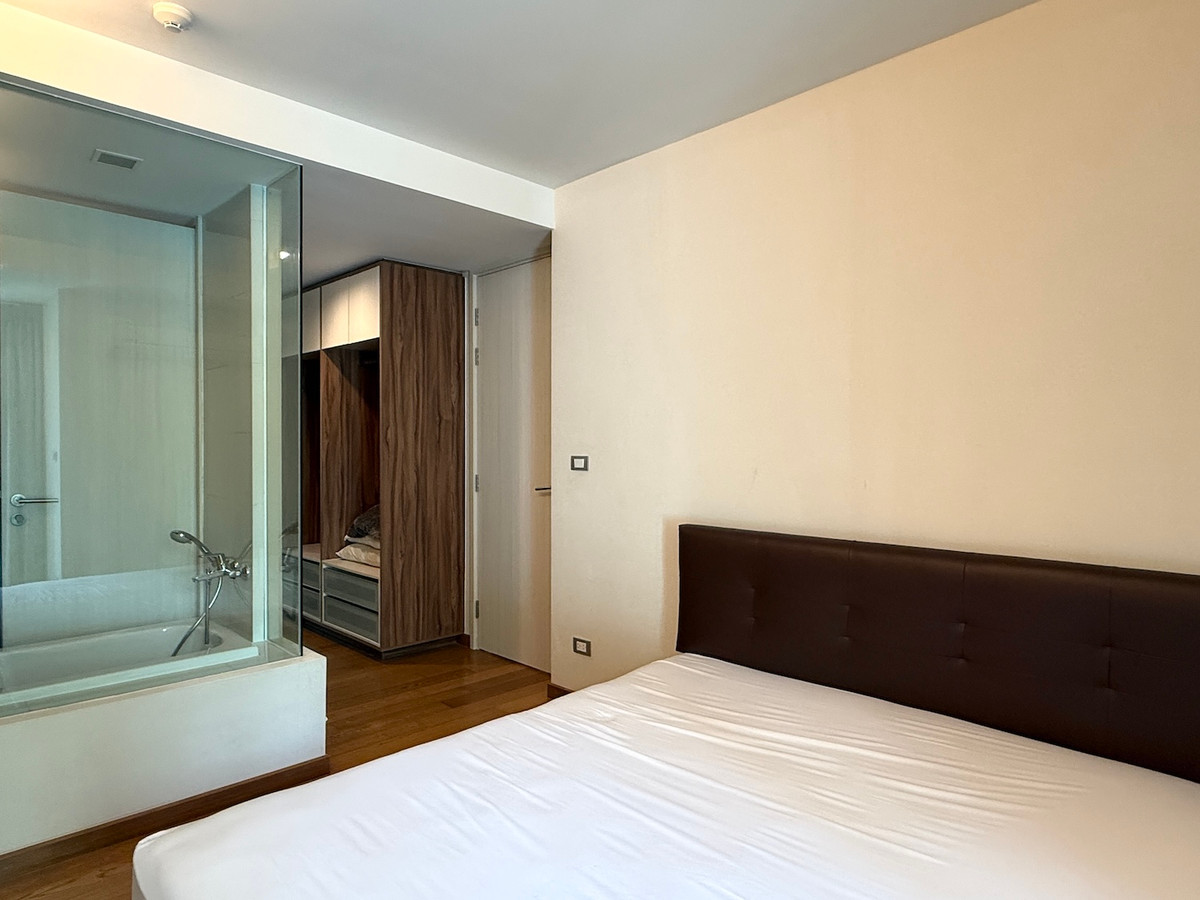 ให้เช่าคอนโดสุขุมวิท อโศก ทองหล่อ : คอนโด 1 ห้องนอน 48 ตร.ม. ชั้นไม่สูง วิวสวน ย่านพร้อมพงษ์ ใกล้รถไฟฟ้า