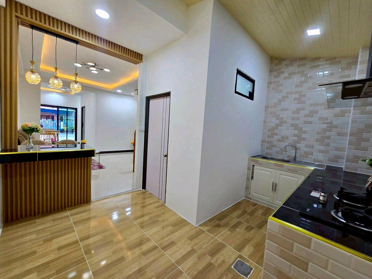 For SaleTownhomeNawamin, Ramindra : 2-story townhouse for sale, Phanason Village 1, along Khlong Song 4, Liap Khlong Song Market. Wat Phraya Suren Fashion Island, Safari World, Ramindra, Jazz, Khubon, Makro, Lotus, Panya Indra, Bang Chan Temple, Bang Chan School, Synphaet Hospital, Nopparat