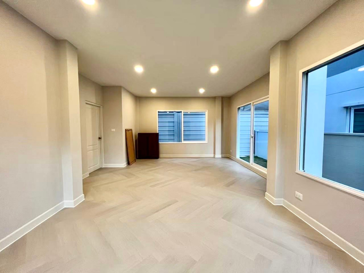 For SaleHousePathum Thani,Rangsit, Thammasat : Centro Phahol - Vibhavadi 2 / 4 Bedrooms (FOR SALE) BNS062