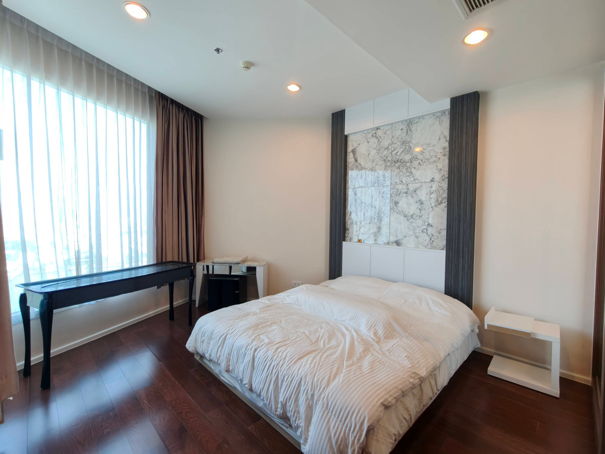 For SaleCondoSathorn, Narathiwat : 🌊 Full view of Chao Phraya Wake up with a view of the river every day 🌅— This room is a Rare Unit, ready to move in. Make an appointment to view at 063-6165390