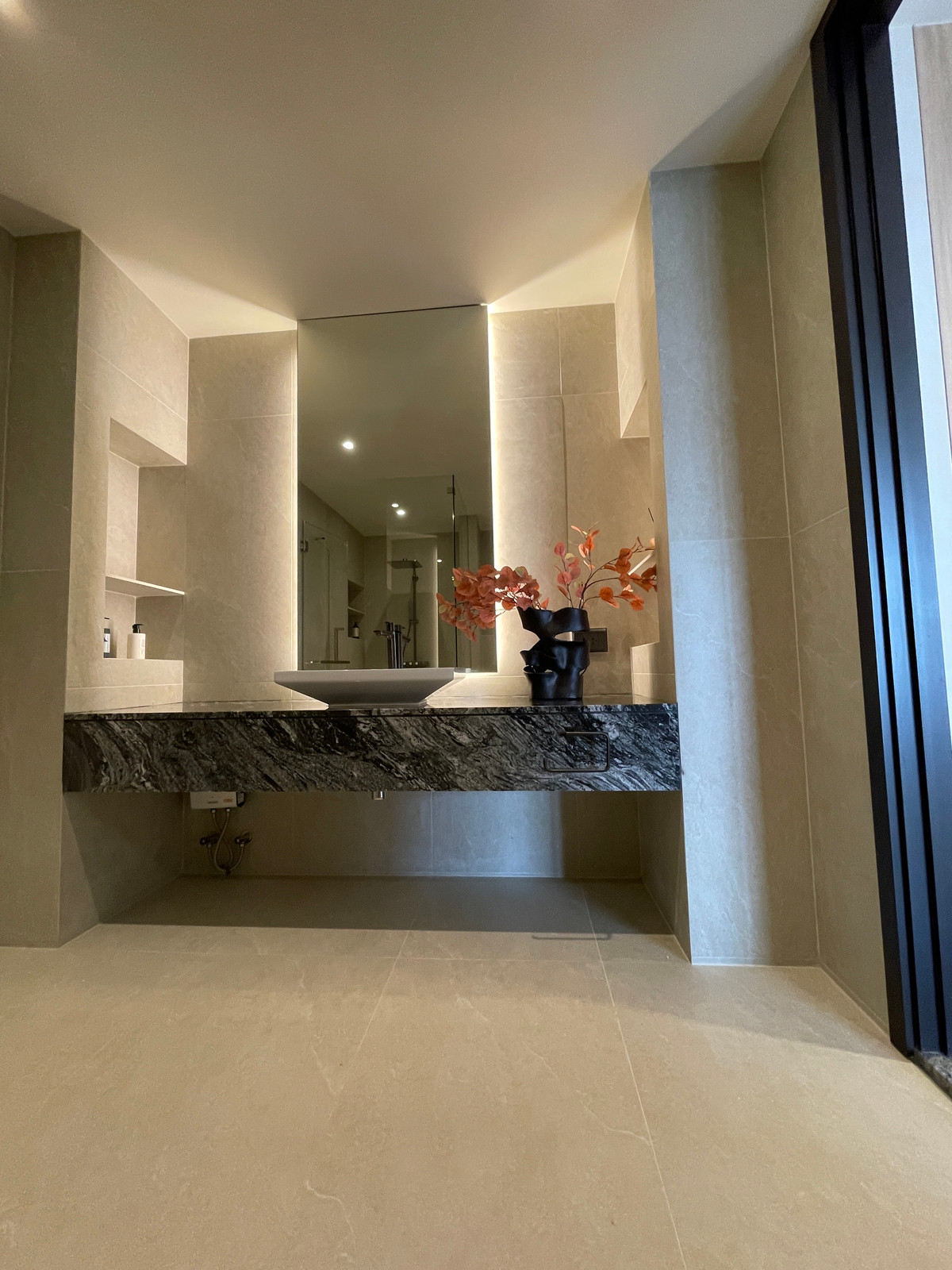 ขายบ้านเลียบทางด่วนรามอินทรา : "หนึ่งเดียวบนเลียบด่วน! Cira Residences บ้านเดี่ยว Ultra-Luxury 3.5 ชั้น พื้นที่ 845 ตร.ม. พร้อมสระว่ายน้ำส่วนตัว | ใกล้ทองหล่อ-พระราม 9 เพียงไม่กี่นาที (สังคมส่วนตัวเพียง 9 ยูนิต)"