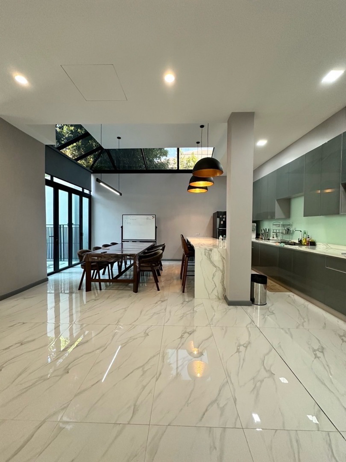 ให้เช่าทาวน์โฮมนวมินทร์ รามอินทรา : ปล่อยเช่า ทาวน์โฮมหรู ซอยรามอินทรา 62 พร้อมเฟอร์นิเจอร์ สามารถเลี้ยงสัตว์ได้