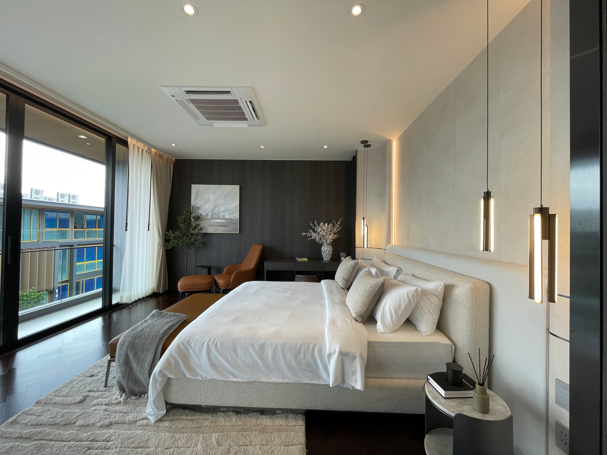 ขายบ้านเลียบทางด่วนรามอินทรา : "หนึ่งเดียวบนเลียบด่วน! Cira Residences บ้านเดี่ยว Ultra-Luxury 3.5 ชั้น พื้นที่ 845 ตร.ม. พร้อมสระว่ายน้ำส่วนตัว | ใกล้ทองหล่อ-พระราม 9 เพียงไม่กี่นาที (สังคมส่วนตัวเพียง 9 ยูนิต)"