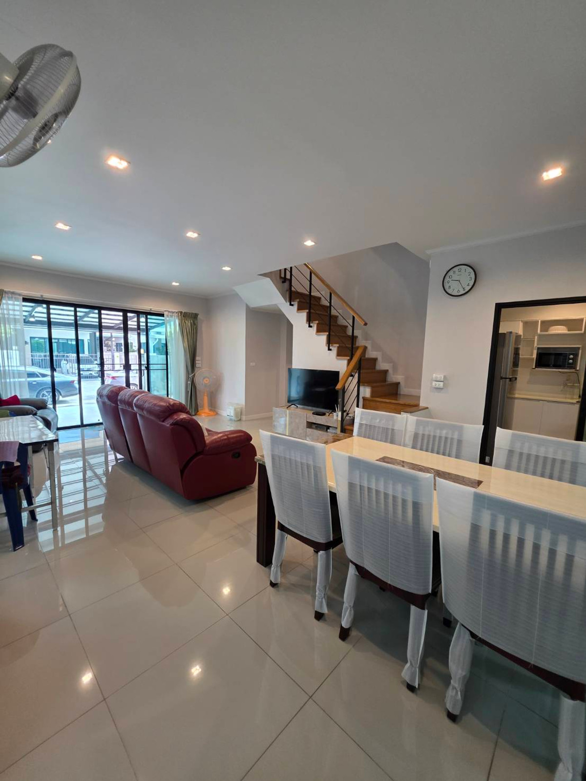 ขายบ้านลาดกระบัง สุวรรณภูมิ : ขายบ้านแฝด 3ชั้น สภาพบ้านใหม่มากๆ เจ้าของตกแต่งเสร็จแทบจะไม่ได้ใช้เลย 