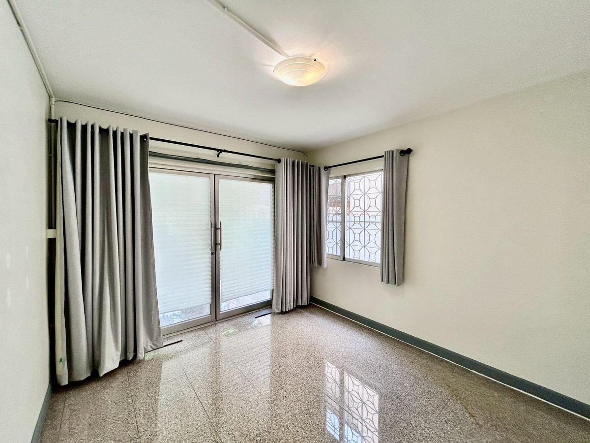 ให้เช่าบ้านปิ่นเกล้า จรัญสนิทวงศ์ : ให้เช่าบ้านแฝด 2 ชั้น 42 ตร.ว. ห่างจากถนนกาญจนาภิเษก200เมตรจากตัวบ้าน ใกล้ถนนพรานนกตัดใหม่200เมตร และใกล้เดอะพาสิโอ้ 1.5 กม. 