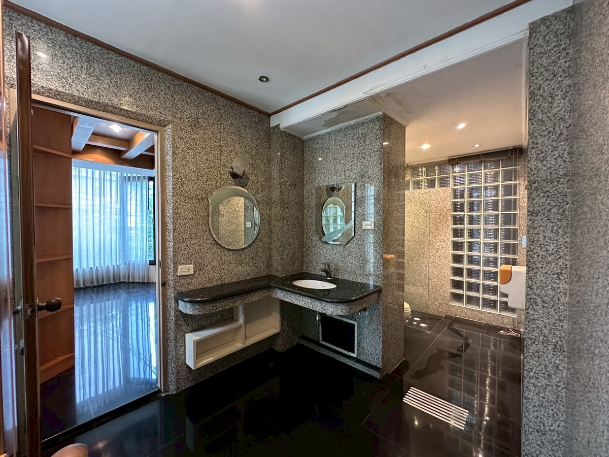 For SaleTownhomeSukhumvit, Asoke, Thonglor : Luxury Townhouse for Sale Thonglor | Family Home Best Value | Near BTS Thonglor | 35,000,000 THB | Luxury townhouse for sale Thonglor, suitable for families, good value, near BTS Thonglor 35,000,000 baht - LTH12647