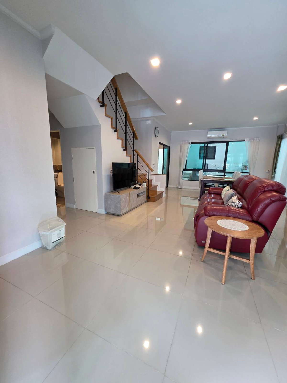 ขายบ้านลาดกระบัง สุวรรณภูมิ : ขายบ้านแฝด 3ชั้น สภาพบ้านใหม่มากๆ เจ้าของตกแต่งเสร็จแทบจะไม่ได้ใช้เลย 