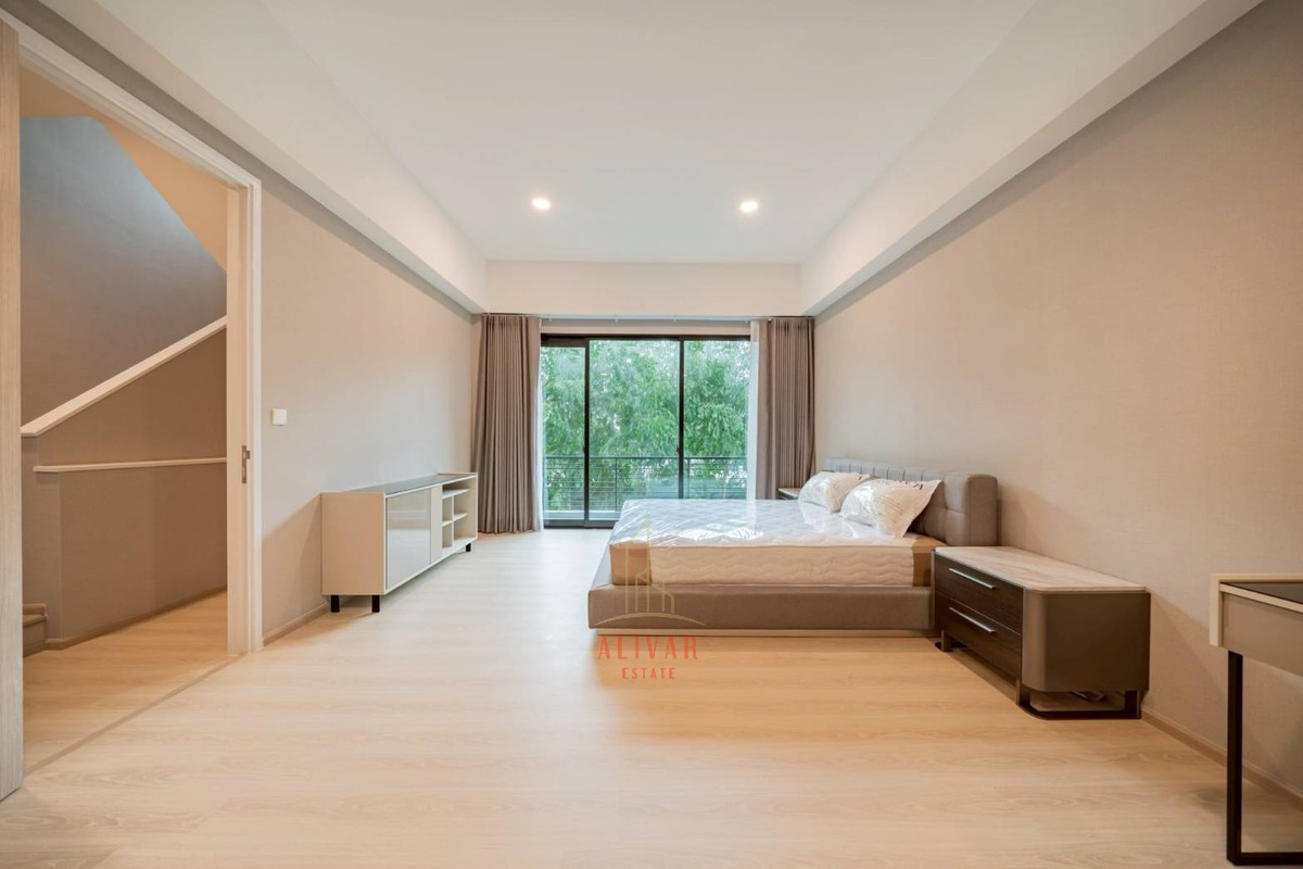 For RentTownhomePattanakan, Srinakarin : RH034026 For rent, new townhome, 3 floors, corner plot at Nirvana DEFINE Krungthep Kreetha, near MRT Sri Kritha Station.