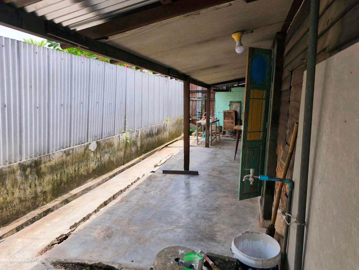 For SaleLandOnnut, Udomsuk : Land for sale in Soi Udomsuk 28 with wooden house **near BTS Udomsuk, very convenient to travel** (N.2064)