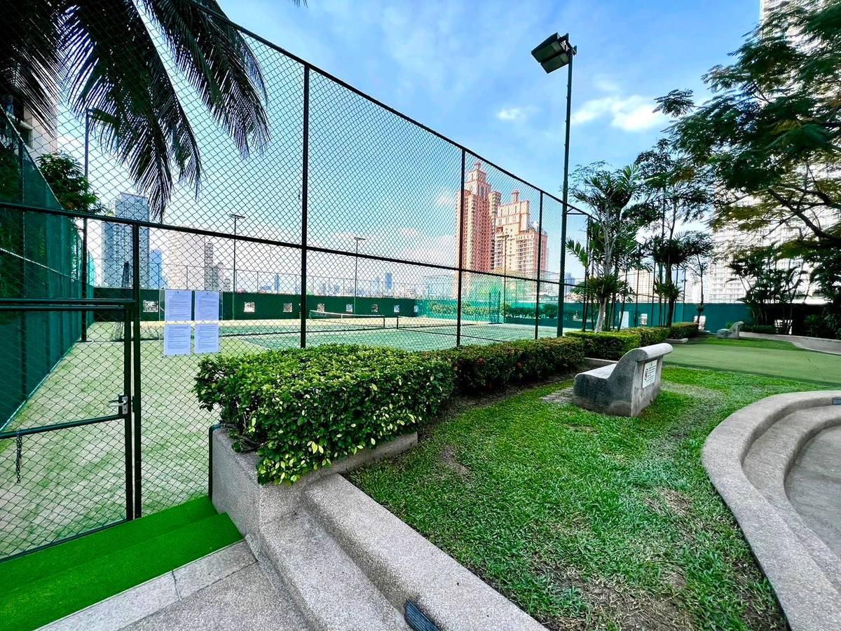 For RentCondoSukhumvit, Asoke, Thonglor : 3 Bedrooms Plus for rent with Pet-friendly, Central area on Sukhumvit 24