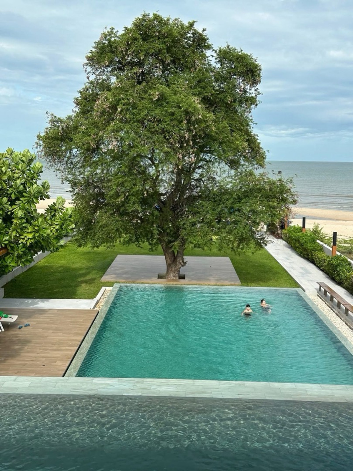 For SaleCondoCha-am Phetchaburi : Baan Thew-Talay Blue Sapphire Condo for Sale 3 Bedroom 158 sq.m 180 Degree Sea View Large Balcony Beachfront Next to Baba Beach Club Cha-am Hua Hin