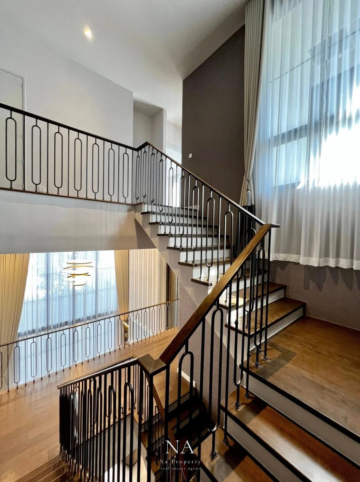 บ้านพัฒนาการ ศรีนครินทร์ : House for rent: Malton Gates new Krungthep Kreetha, 250,000 THB. 5 bedrooms, 6 bathrooms, 544 sq m usable area, 107.7 sq wah land area. Near Rama 9, Pattanakarn, Suan Luang, Srinakarin, Bang Na, Suvarnabhumi Airport, Ramkhamhaeng, Ploenchit, Sukhumvit.