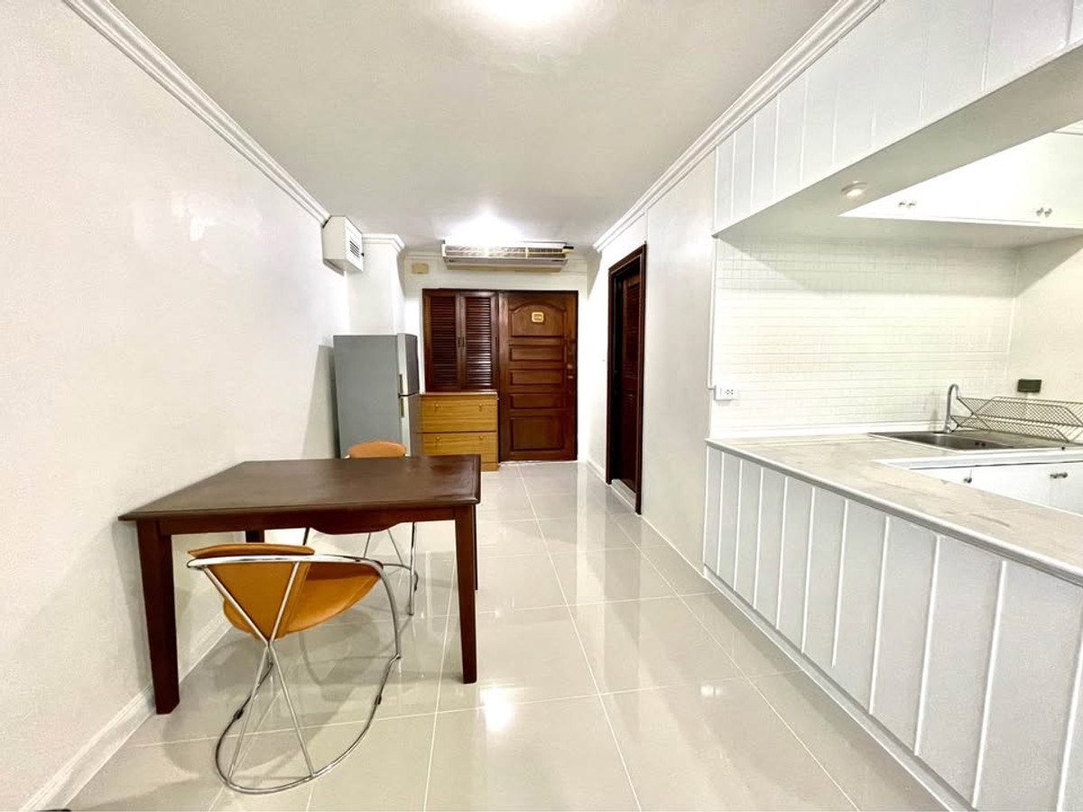 For RentCondoSukhumvit, Asoke, Thonglor : For rent, Supalai Place Sukhumvit 39, spacious room 50 sq m., 20+ floor, has bathtub, fully furnished, ready to move in immediately.