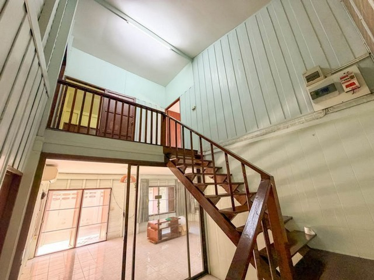 For RentHouseSukhumvit, Asoke, Thonglor : HR3345Rare Find! Classic wooden house, 86 sq m, in the heart of Ekkamai 10 - shady garden area, plenty of parking, the most difficult to find in this area. Change the charm of a 50-year-old wooden house into your new landmark in the heart of Ekamai.