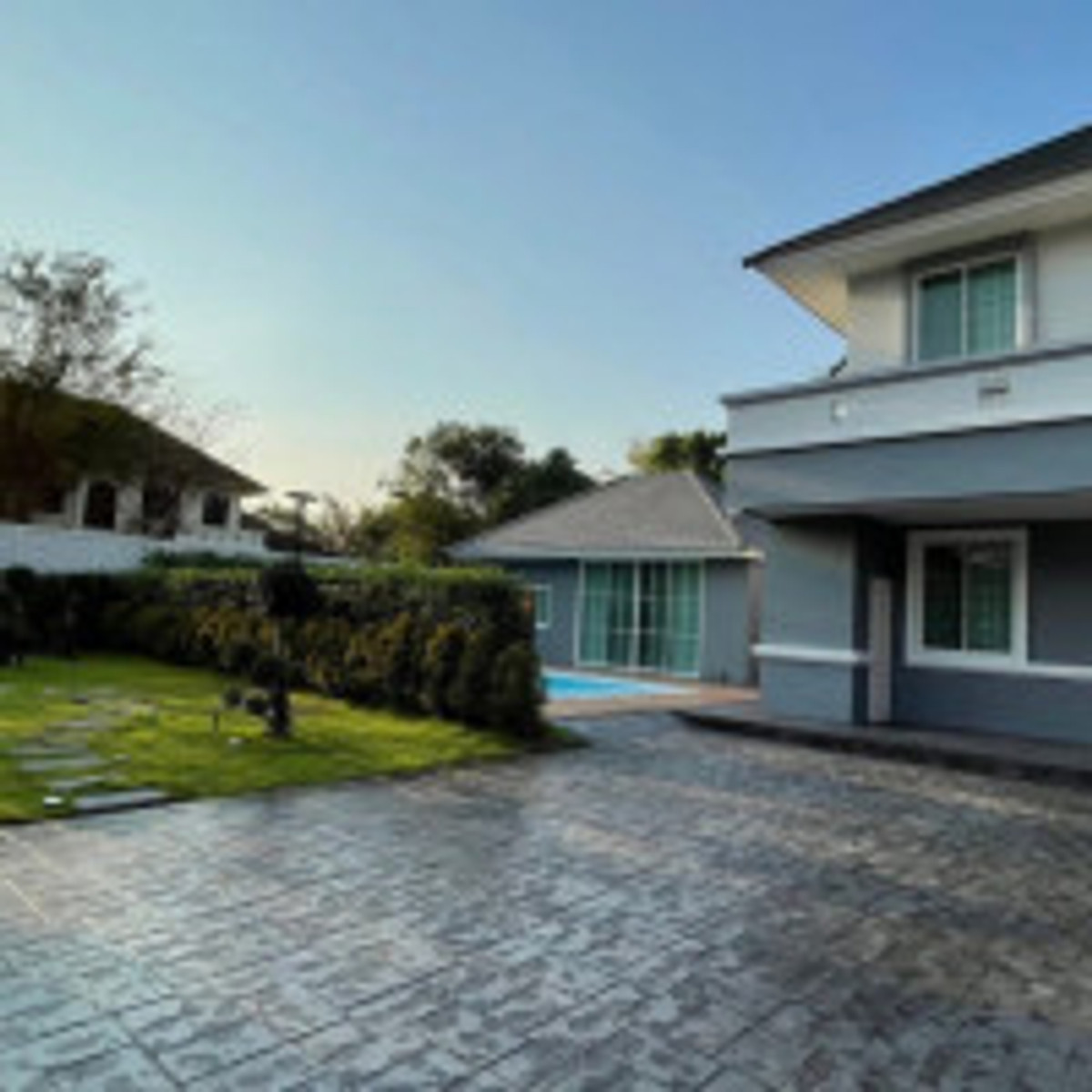 HouseNawamin, Ramindra : Sell/rent luxury mansion Baan Suan Neramit Or Ngoen-Ramintra, full area of ​​1 rai! 5 bedrooms, 5 bathrooms, has a private swimming pool + guest house, 45 million (rent 2 hundred thousand), fully furnished, ready to move in.