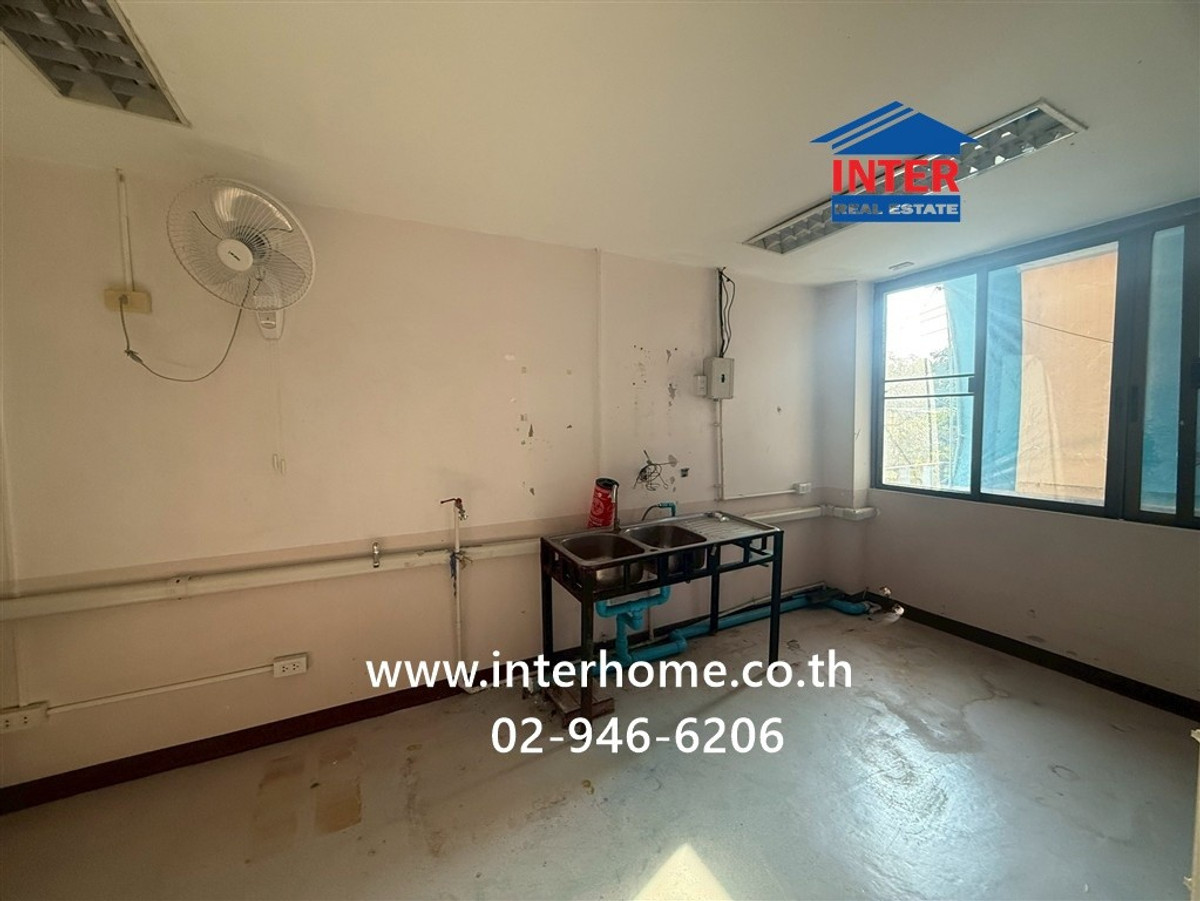 For RentOfficeChaengwatana, Muangthong : Office, 5 floors, 210 sq m, office for rent. Near Muang Thong Thani Bond Street Muang Thong Thani Road, Chaengwattana Road, Pak Kret, Nonthaburi