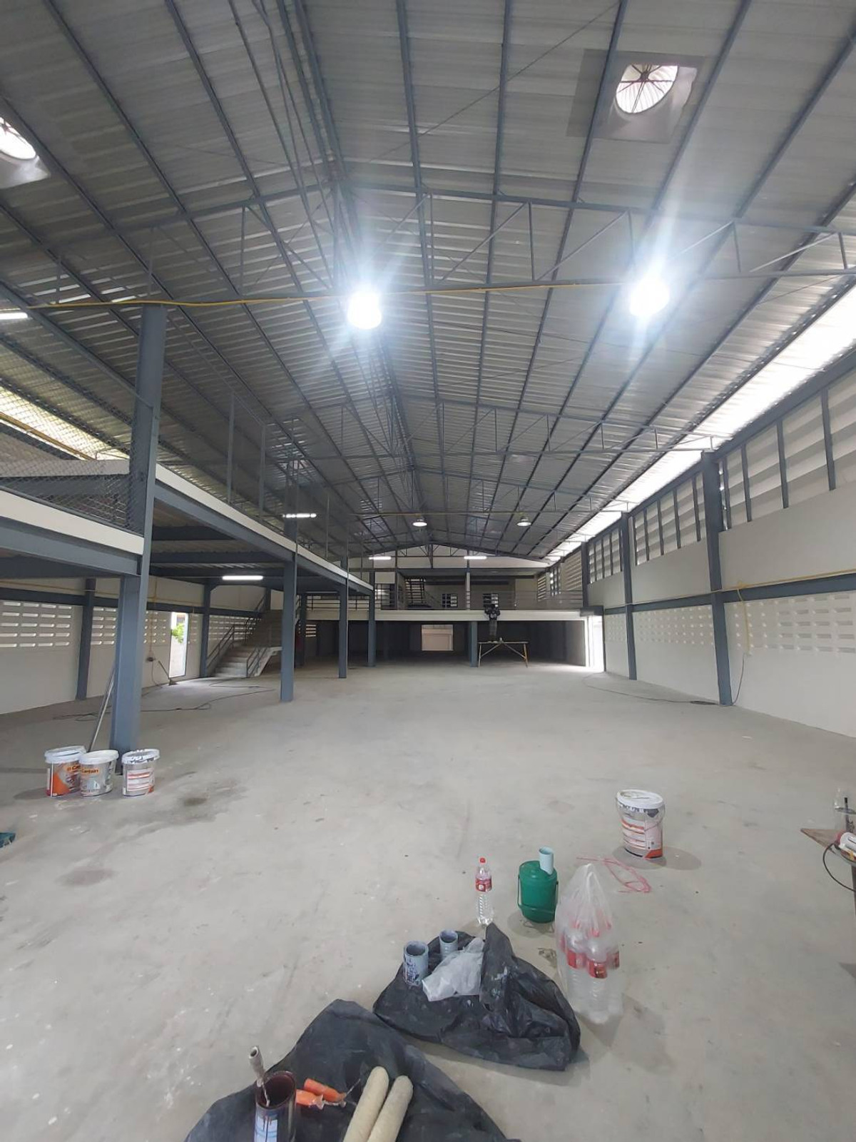 For RentWarehouseRathburana, Suksawat : Newly renovated warehouse for rent, Phutthabucha Road, Bang Mot, total usable area 1,870 sq m., large cars can enter and exit.