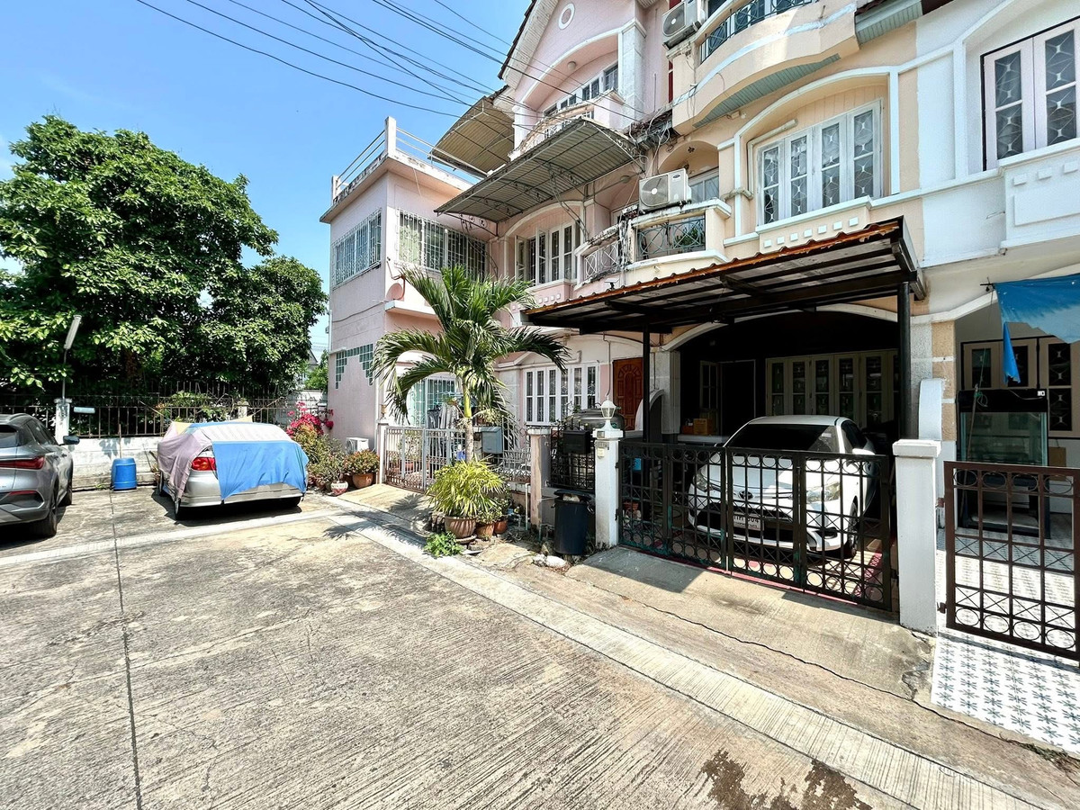 For SaleTownhomeRama5, Ratchapruek, Bangkruai : 3-story townhome for sale | Baan Narinthorn Bang Kruai-Rama 5 near Lotus Nakhon In