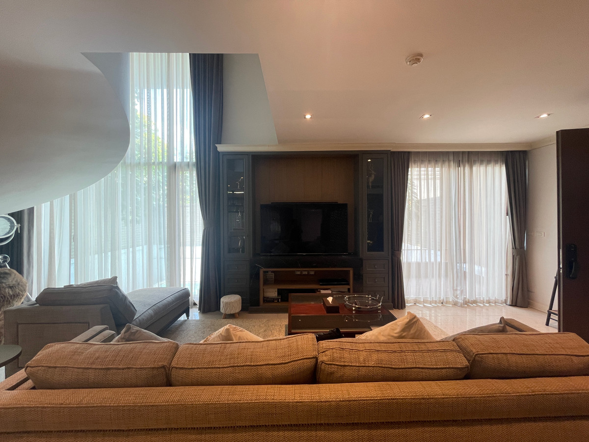 For SaleCondoSathorn, Narathiwat : Luxury Residence in Sathorn Area | Spacious 360 Sq.m. 3-Bedroom Home | Ideal for Family Living in CBD Bangkok, location near Sathorn business zone. And can easily connect to the city, near Saint Louis BTS Station.