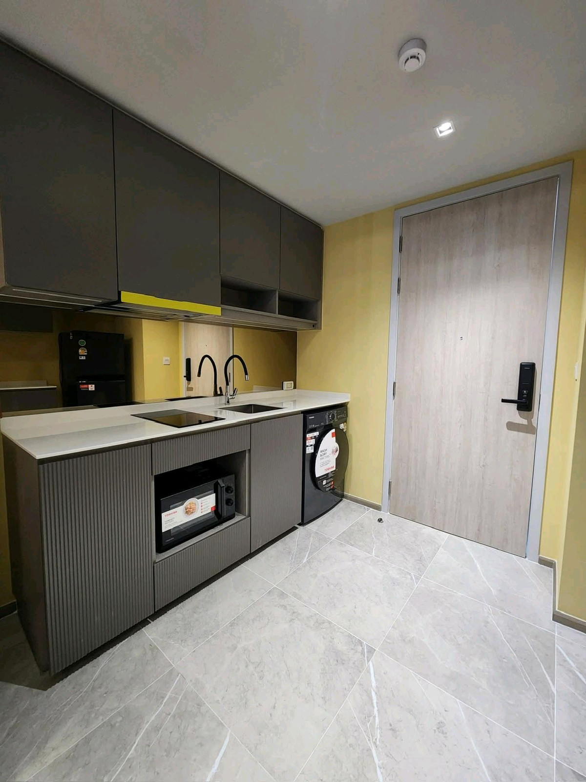 For RentCondoSukhumvit, Asoke, Thonglor : ✨ Minimal Luxury condo in the heart of Thonglor, corner room, pool view, good atmosphere, convenient travel ✨