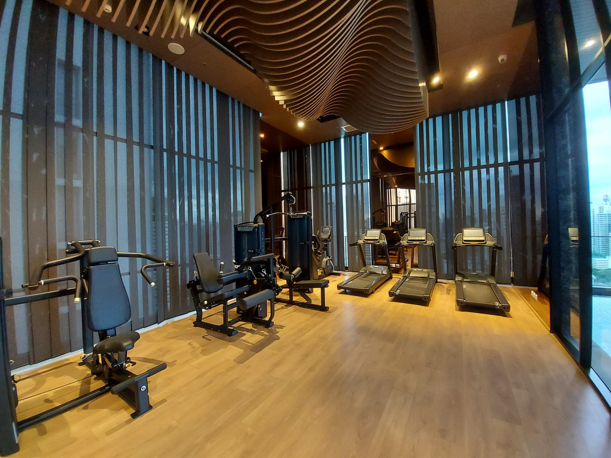 For RentCondoSukhumvit, Asoke, Thonglor : Fully furnished 1 Bedroom unit for rent in Phrom Phong. High floor with a unblocked view. Noble Around Sukhumvit 33.