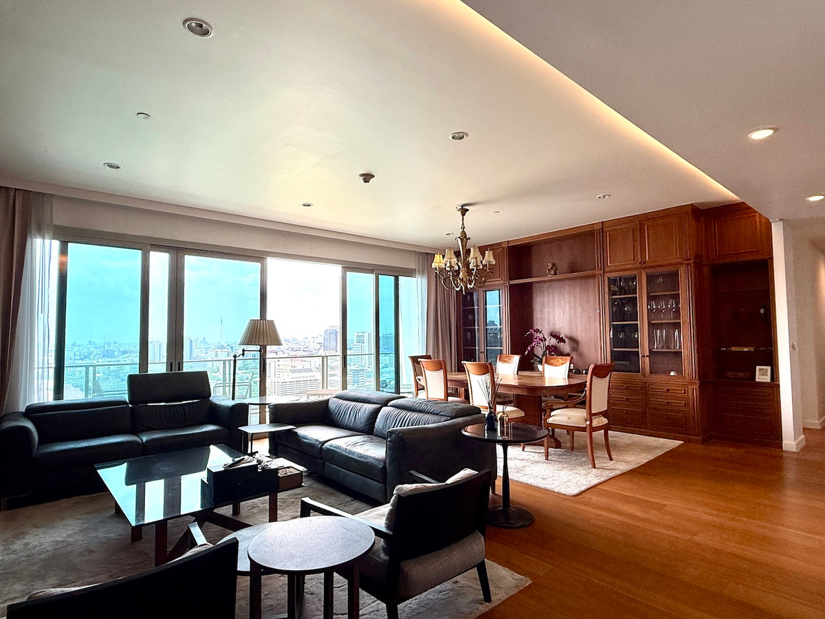 ให้เช่าคอนโดวิทยุ ชิดลม หลังสวน : คอนโด 3 ห้องนอน พื้นที่กว้างขวาง วิว Royal Sport Club