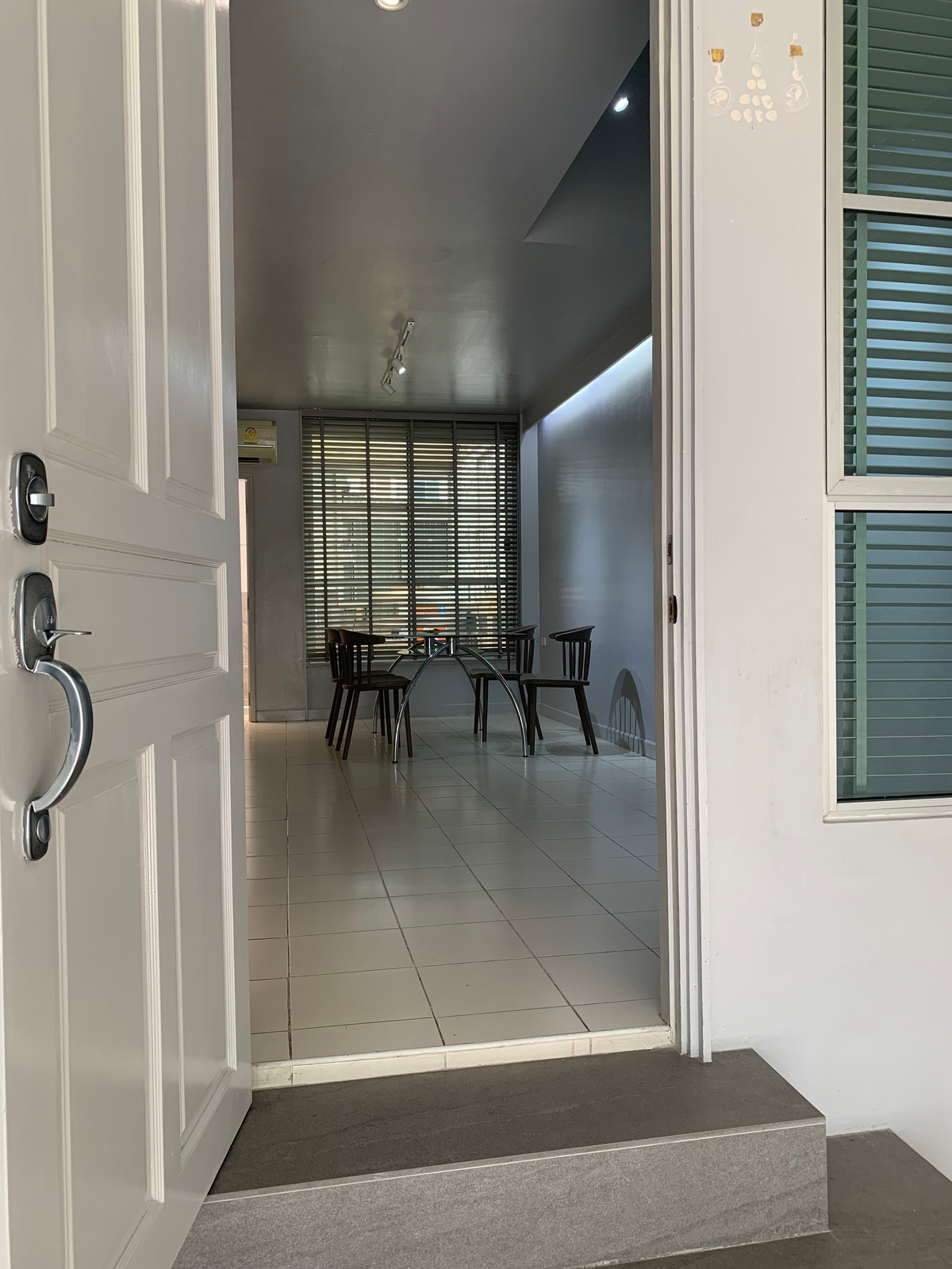 ให้เช่าทาวน์โฮมเลียบทางด่วนรามอินทรา : บ้านเลขที่ 88 ทาวน์โฮม เดินไป Central East Ville , คริสตัลปาร์ค ได้